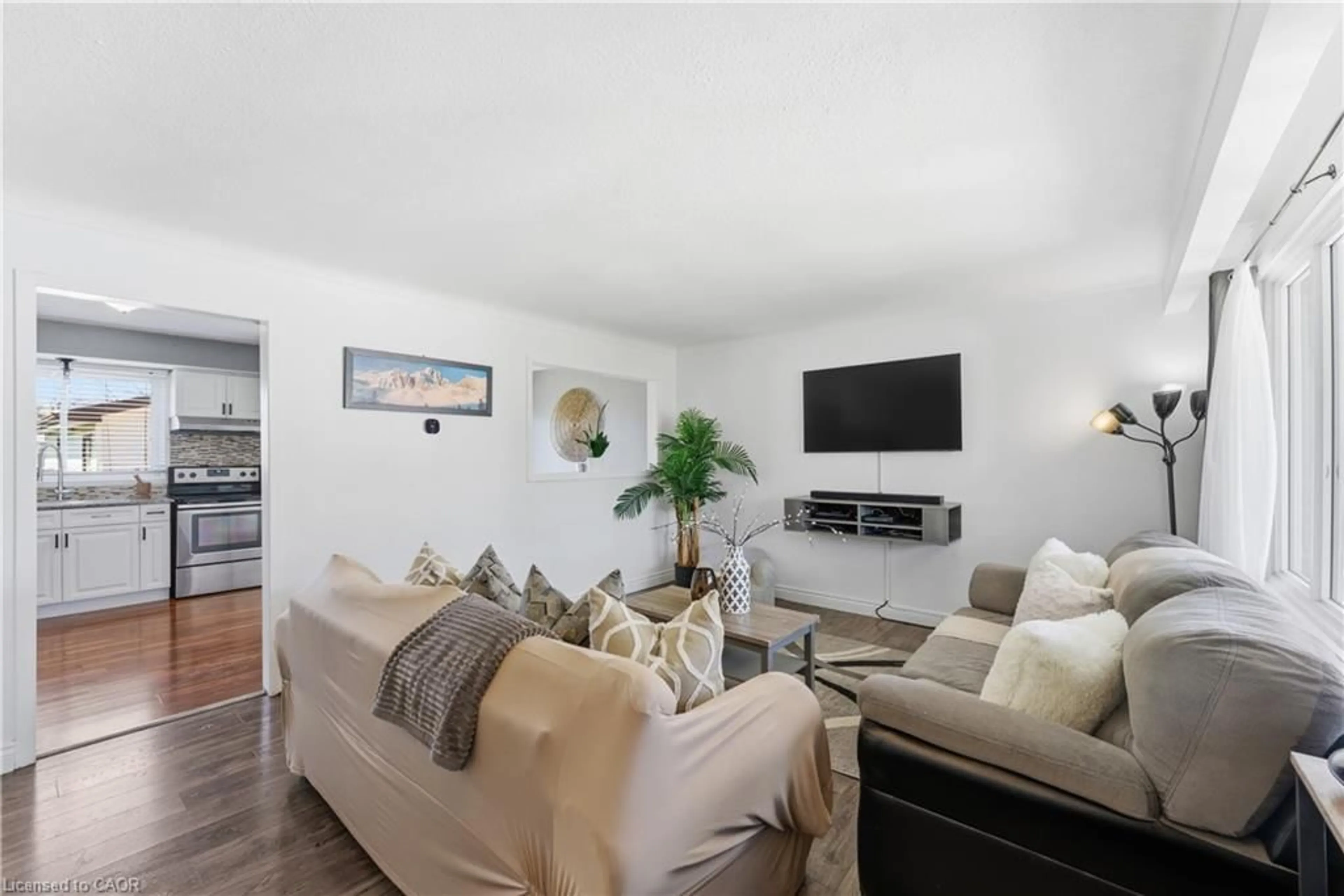 Living room with furniture, unknown for 45 Meredith Dr, St. Catharines Ontario L2M 6R5