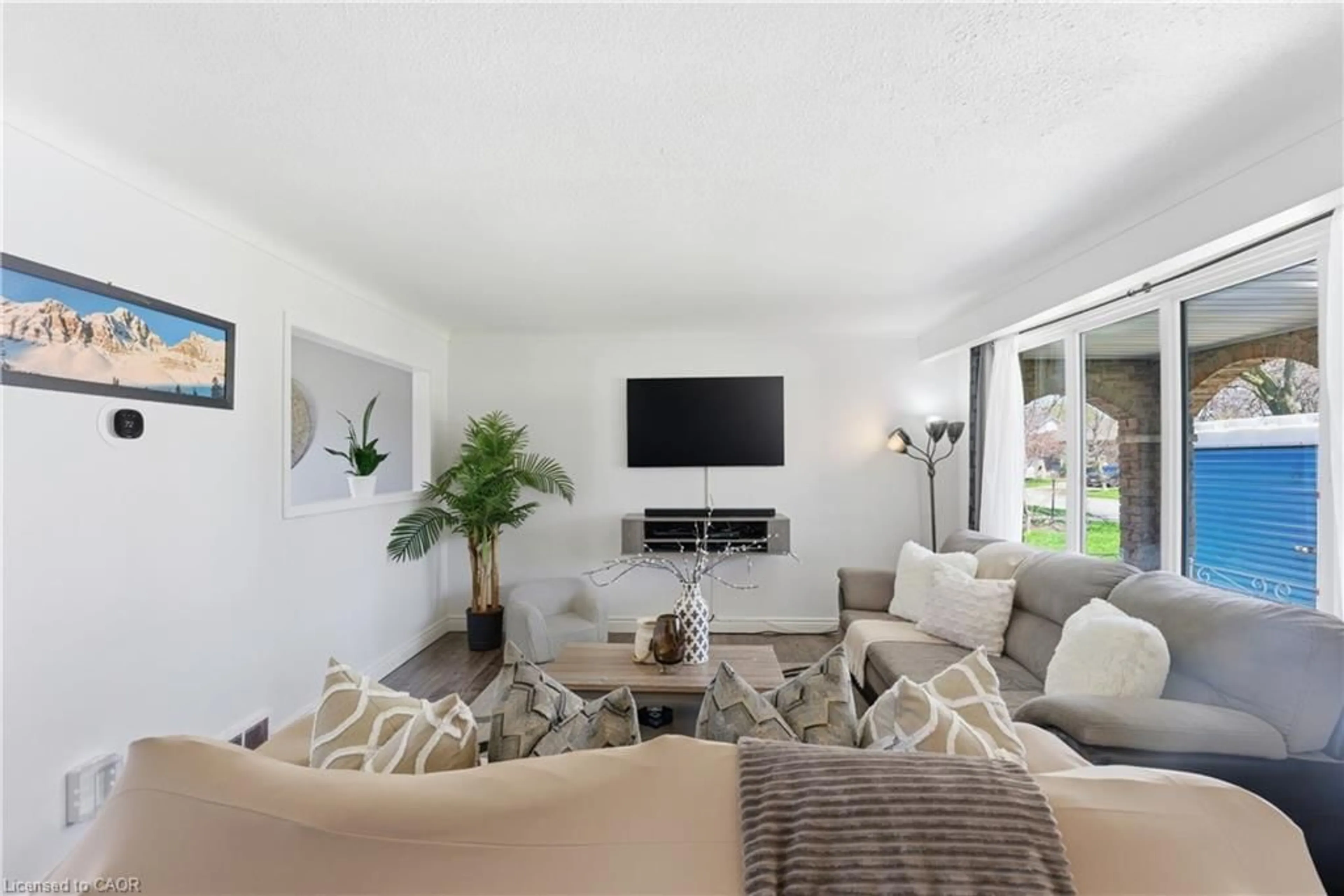 Living room with furniture, unknown for 45 Meredith Dr, St. Catharines Ontario L2M 6R5