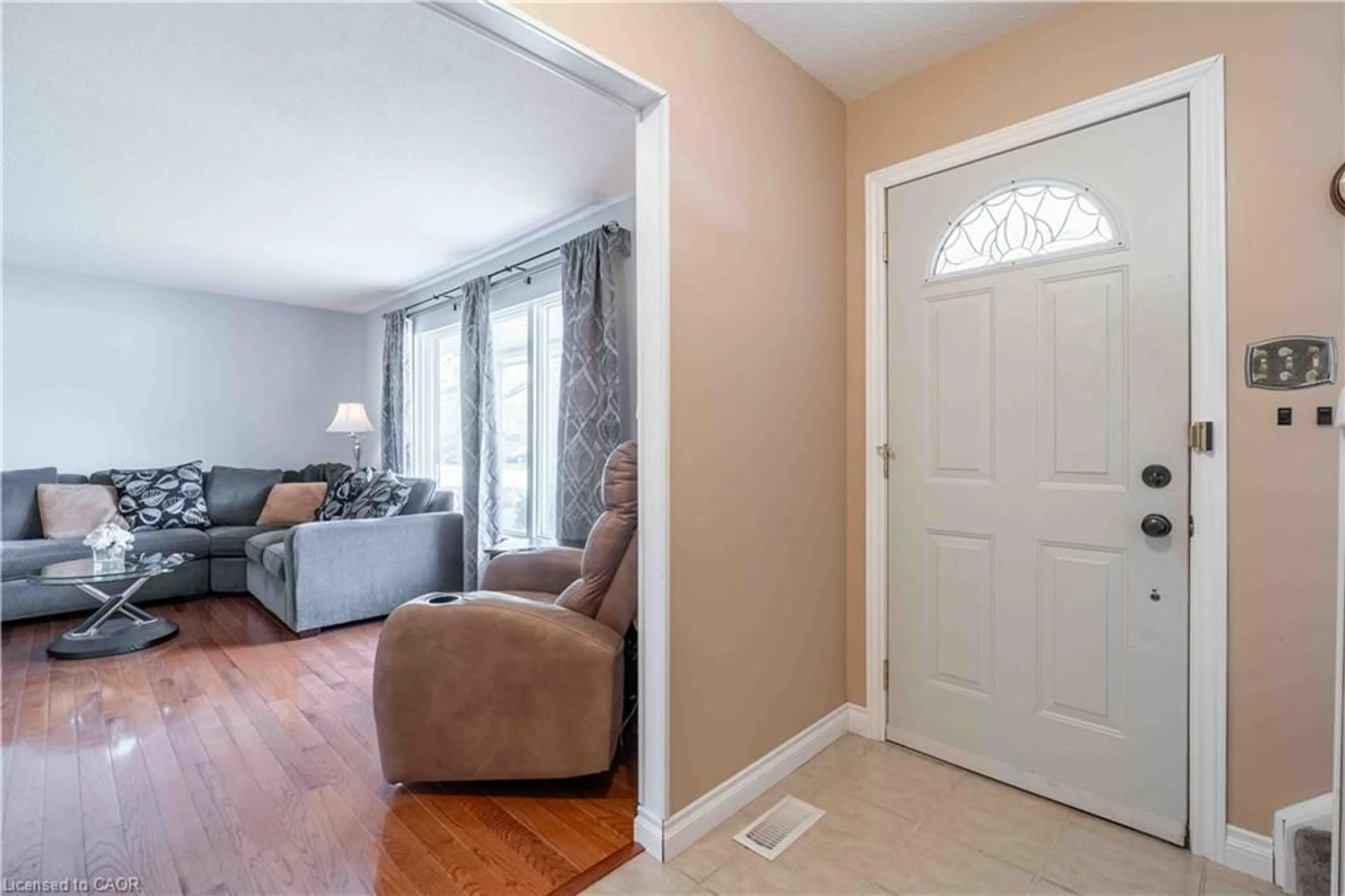 Indoor entryway for 519 Brigadoon Dr, Hamilton Ontario L9C 6C9