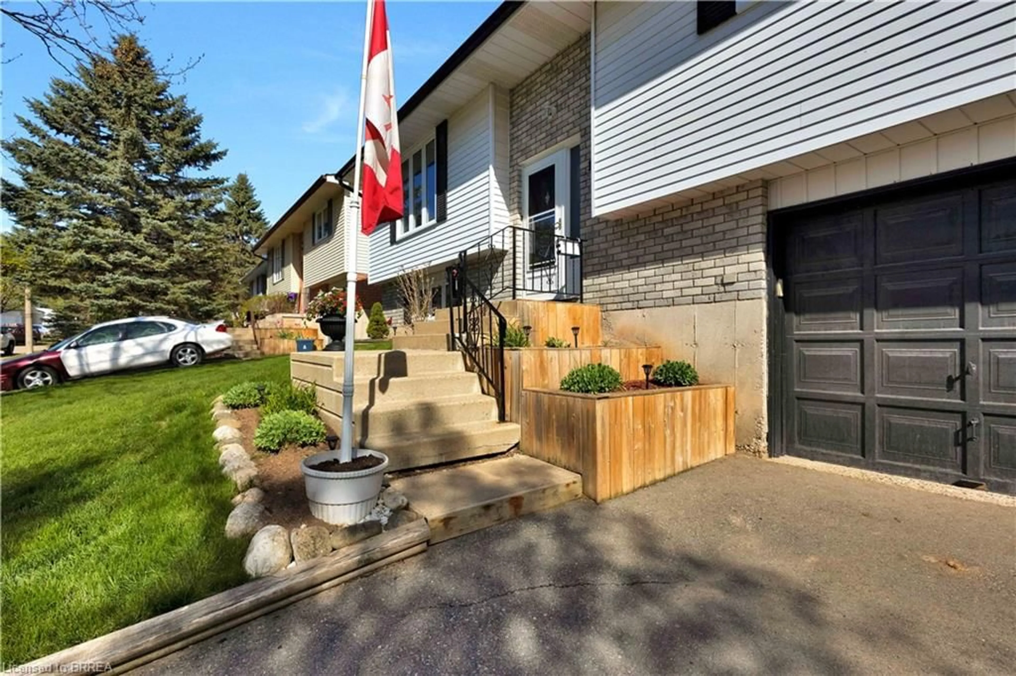 Patio, street for 16 Sandlewood Ave, Brantford Ontario N3V 1C6