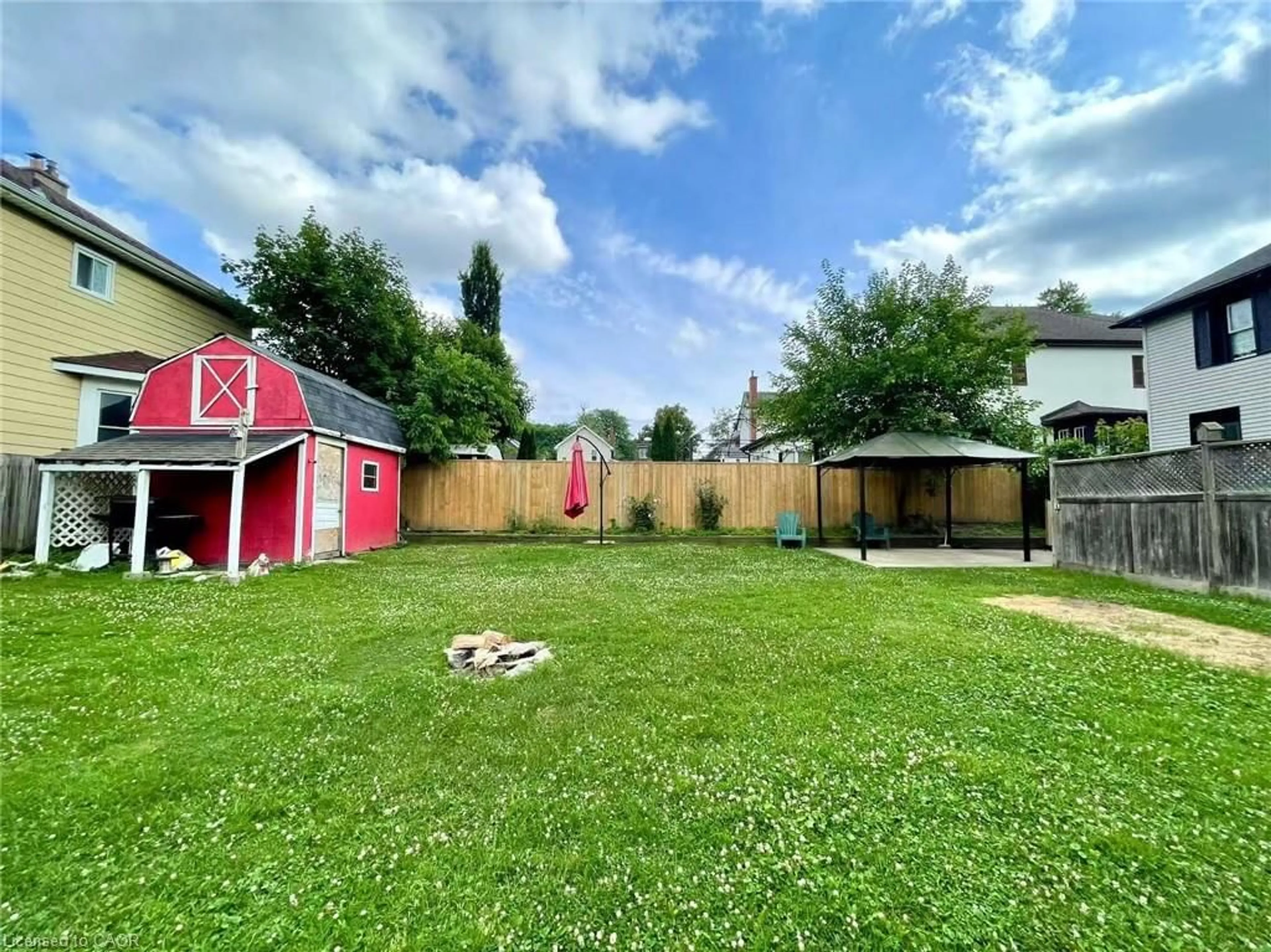 A pic from outside/outdoor area/front of a property/back of a property/a pic from drone, unknown for 12 Carleton St, Thorold Ontario L2V 2A3