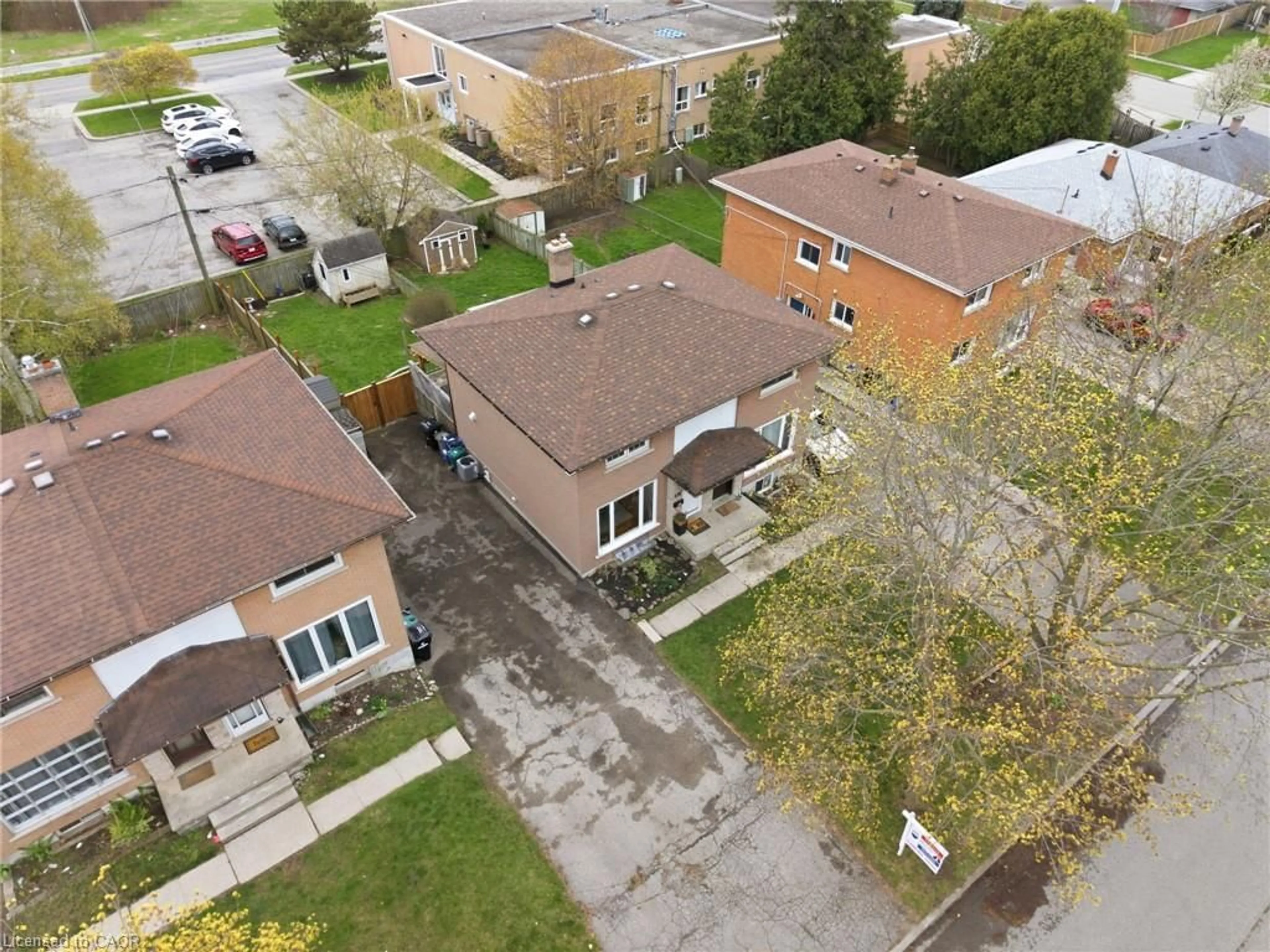 A pic from outside/outdoor area/front of a property/back of a property/a pic from drone, street for 616 Pine St, Cambridge Ontario N3H 2S8