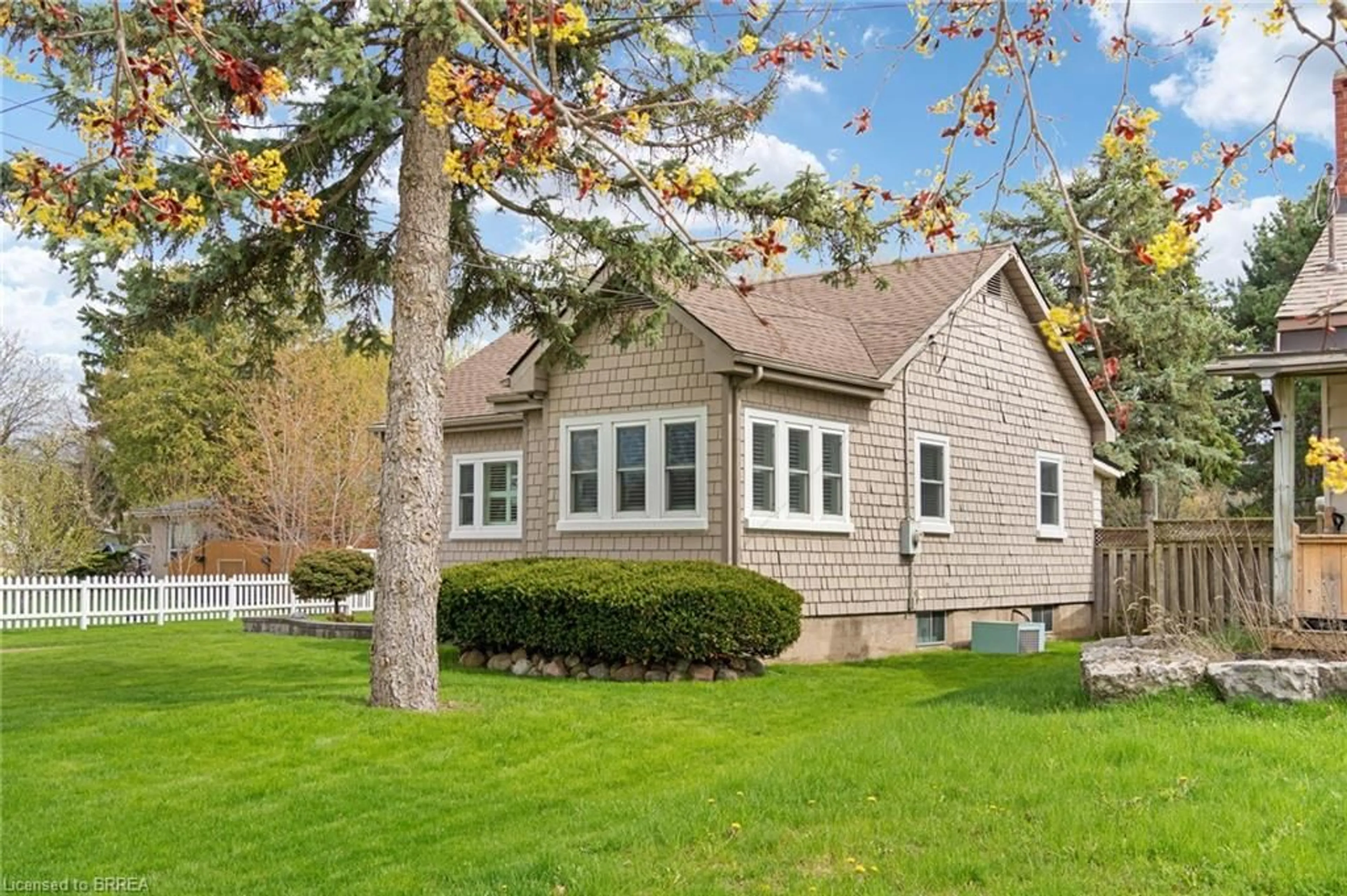 Home with vinyl exterior material, street for 111 Tollgate Rd, Brantford Ontario N3R 4Z8