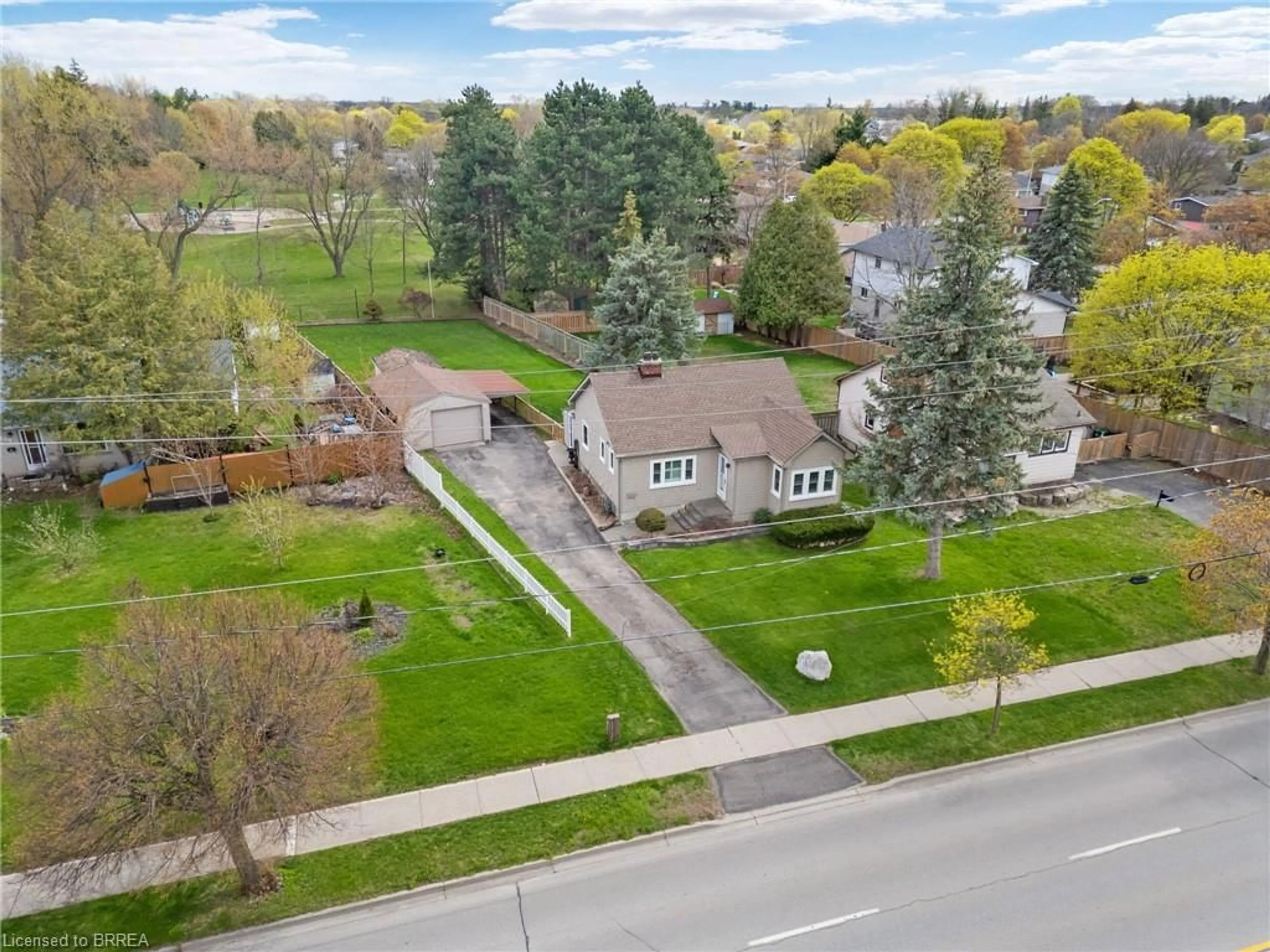 A pic from outside/outdoor area/front of a property/back of a property/a pic from drone, street for 111 Tollgate Rd, Brantford Ontario N3R 4Z8