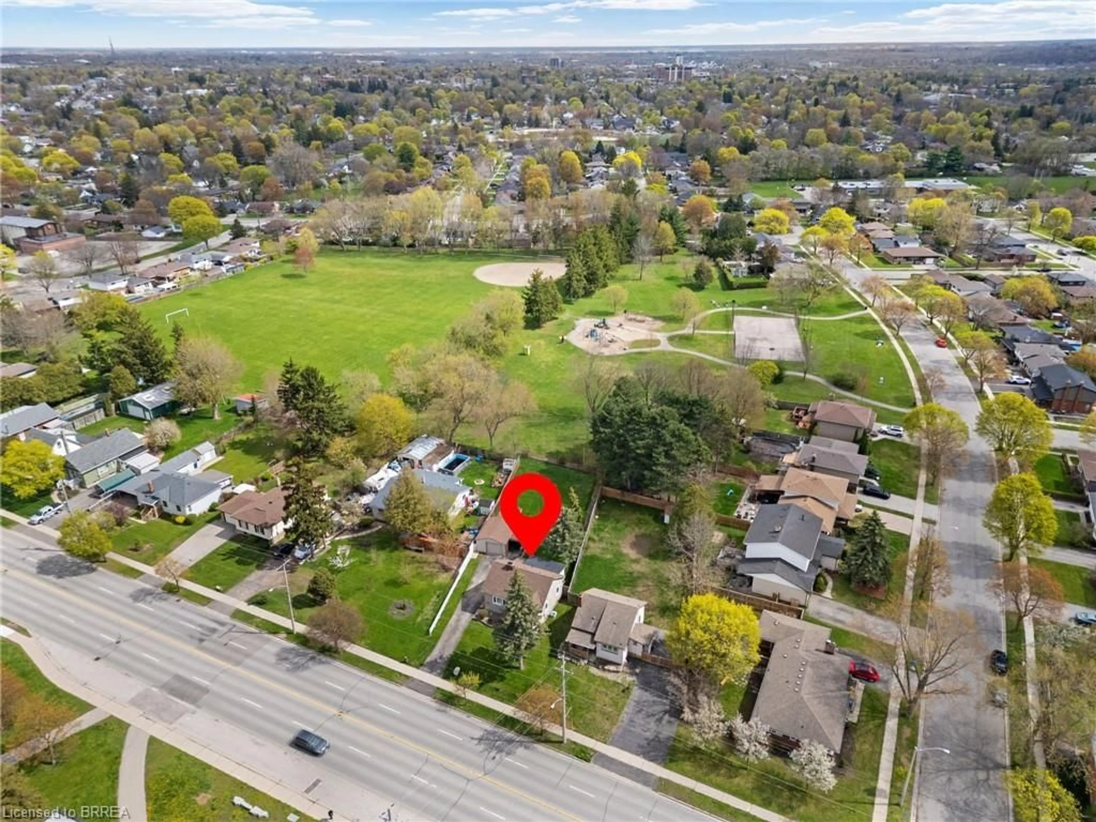 A pic from outside/outdoor area/front of a property/back of a property/a pic from drone, street for 111 Tollgate Rd, Brantford Ontario N3R 4Z8