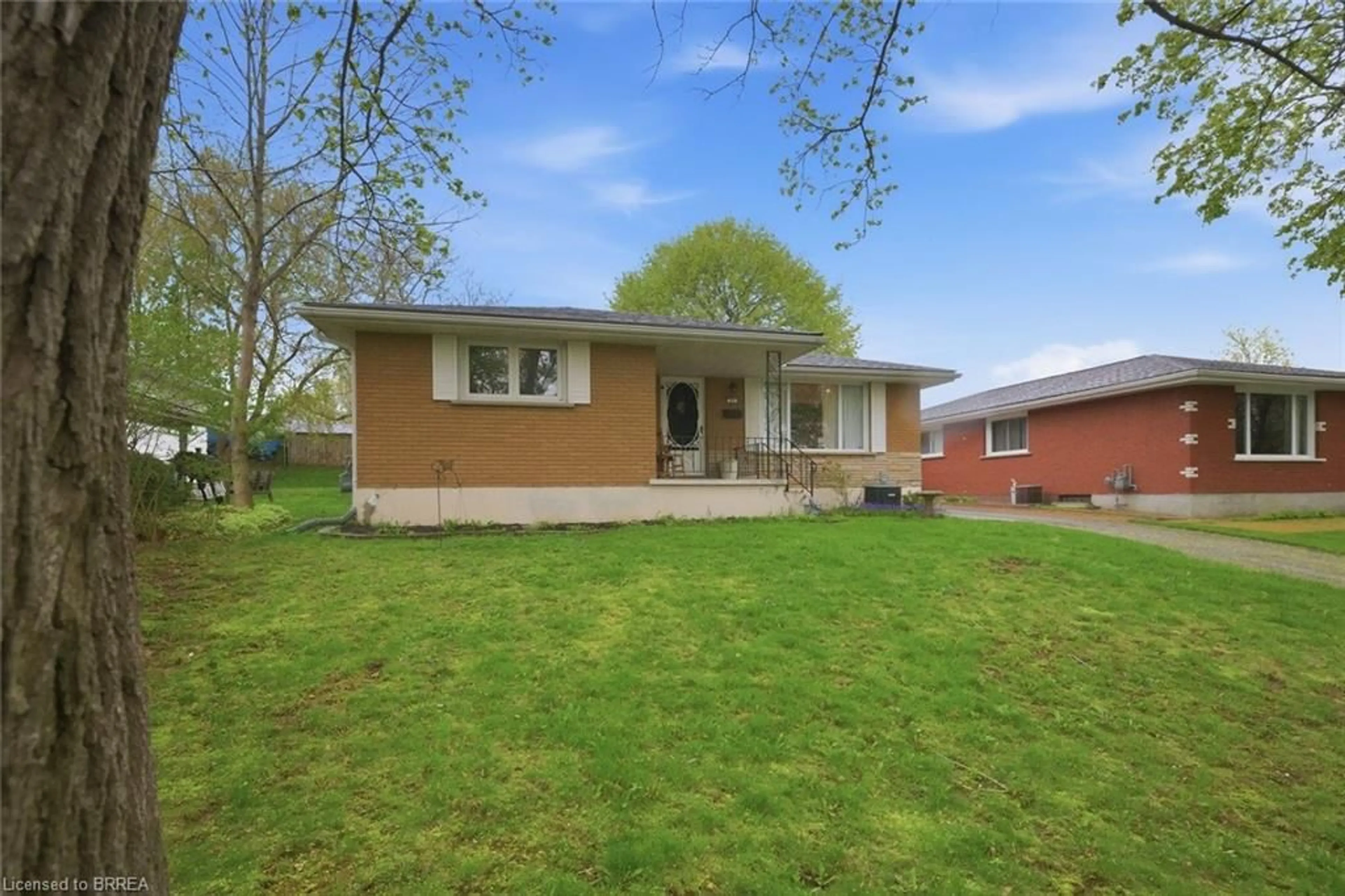 A pic from outside/outdoor area/front of a property/back of a property/a pic from drone, street for 13 Mackay Ave, Simcoe Ontario N3Y 1C9