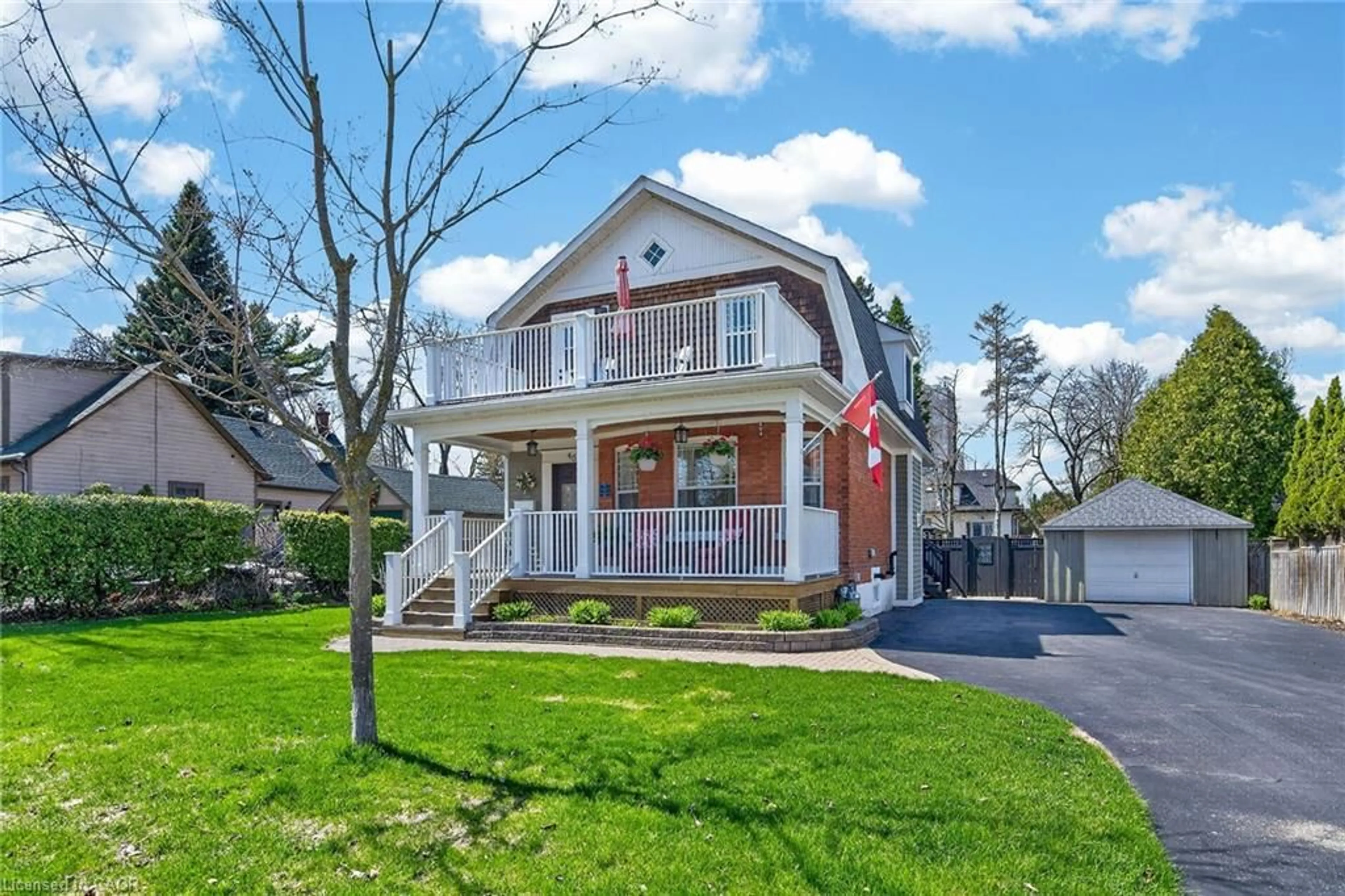 Home with vinyl exterior material, street for 46 Bay St, Mississauga Ontario L5H 1C3