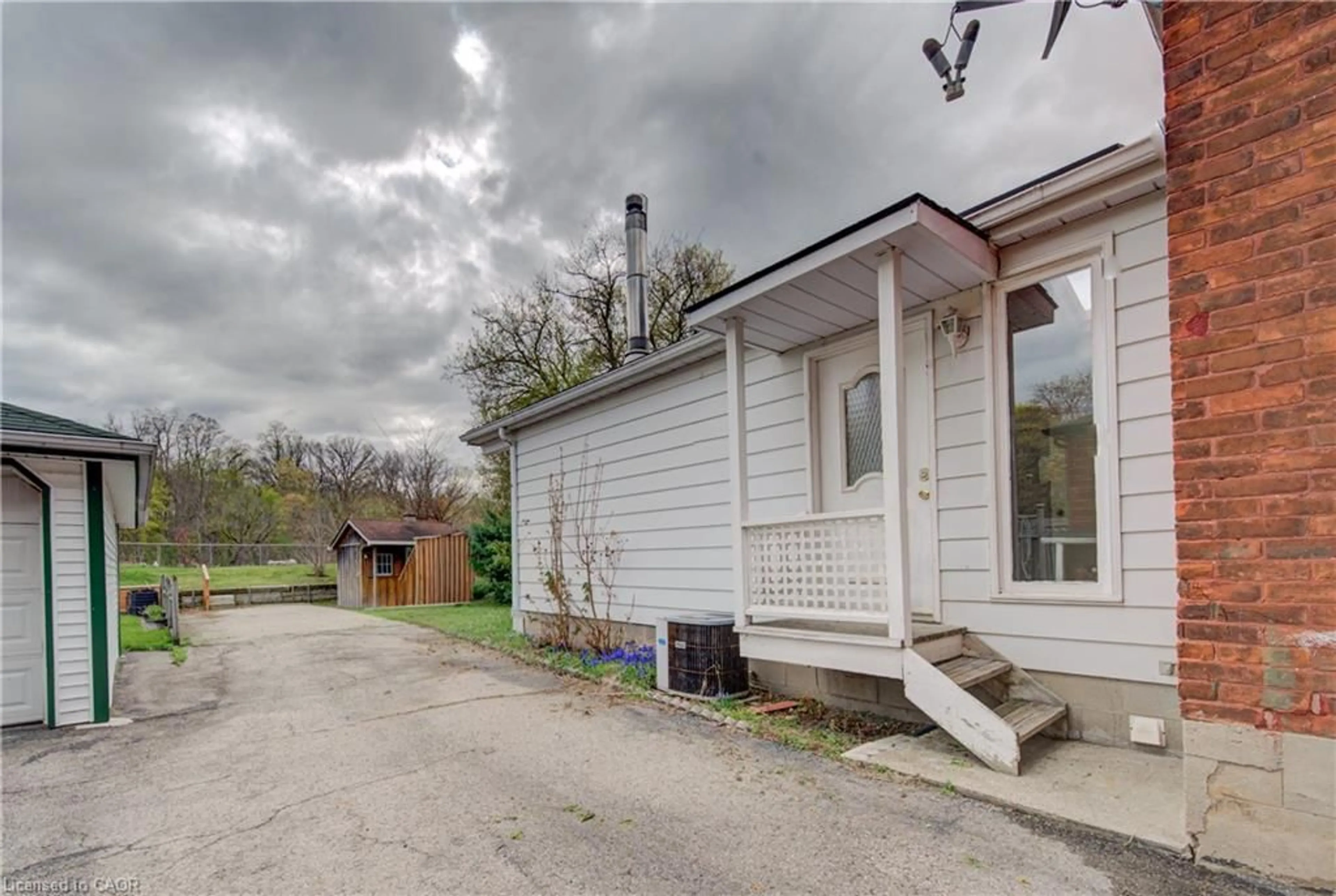 A pic from outside/outdoor area/front of a property/back of a property/a pic from drone, street for 28 Willow St, Paris Ontario N3L 2K6