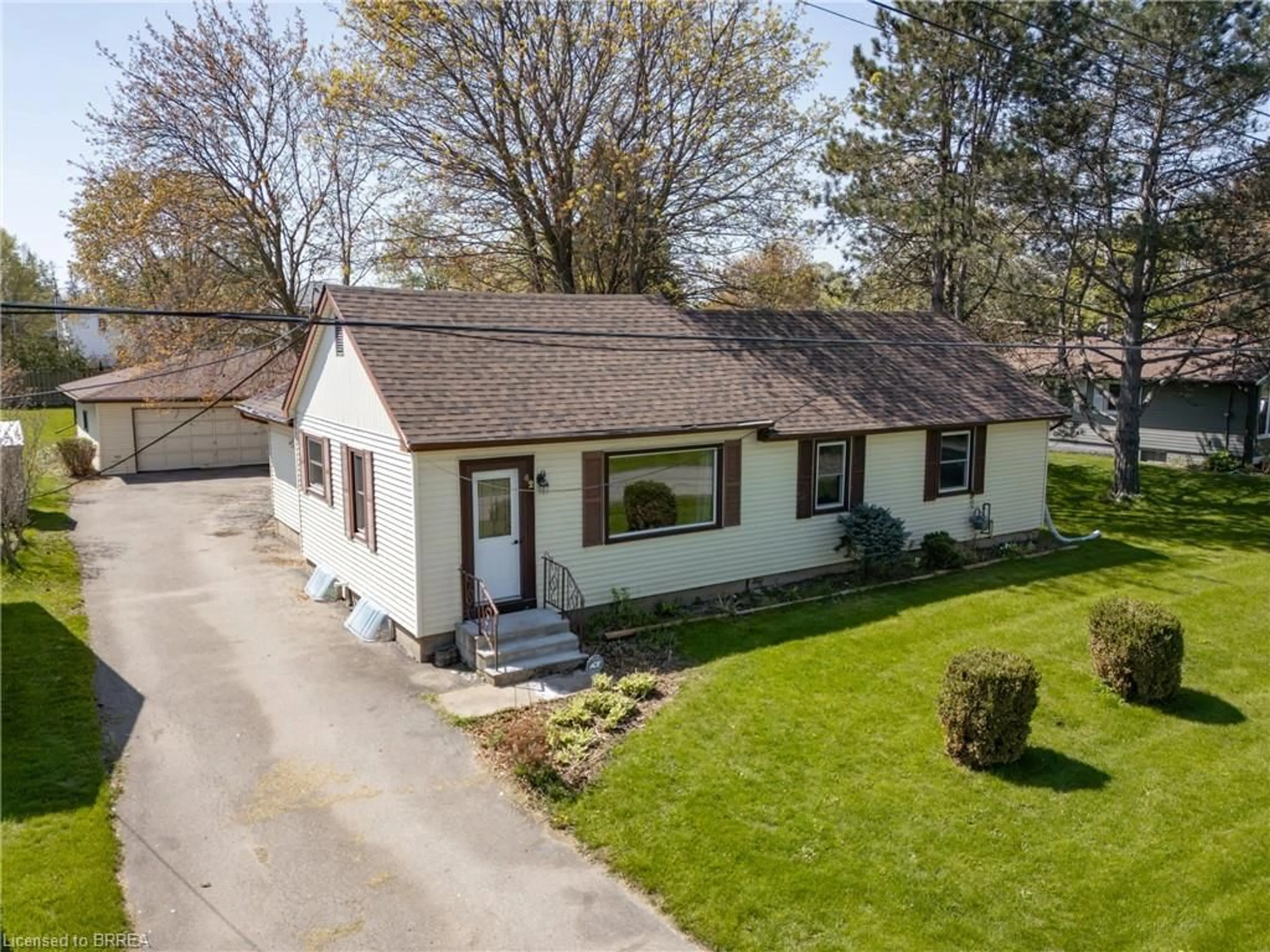 A pic from outside/outdoor area/front of a property/back of a property/a pic from drone, street for 42 Dufferin St, Burford Ontario N0E 1A0