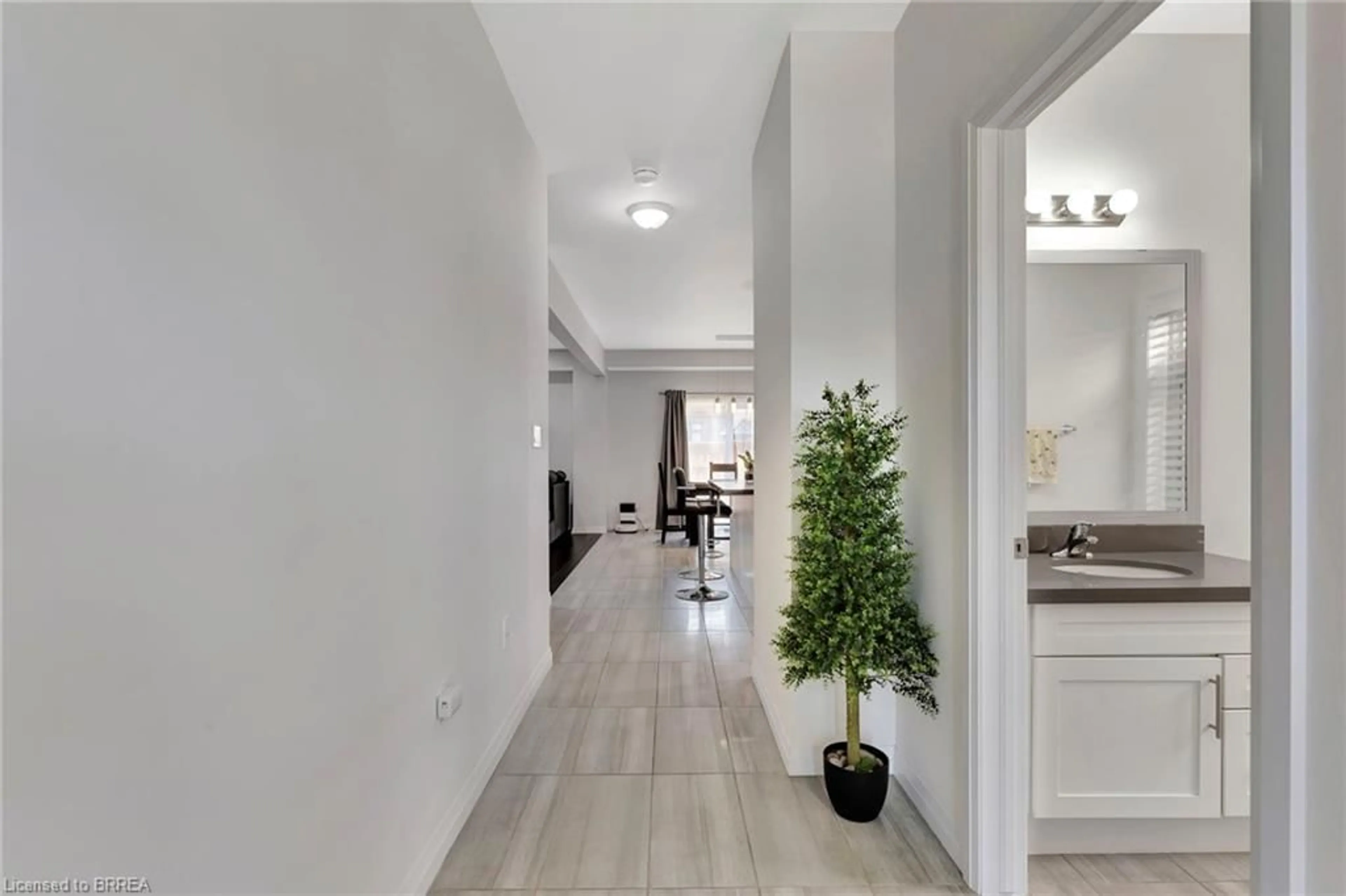 Indoor foyer for 16 Cumberland St, Brantford Ontario N3S 7J6