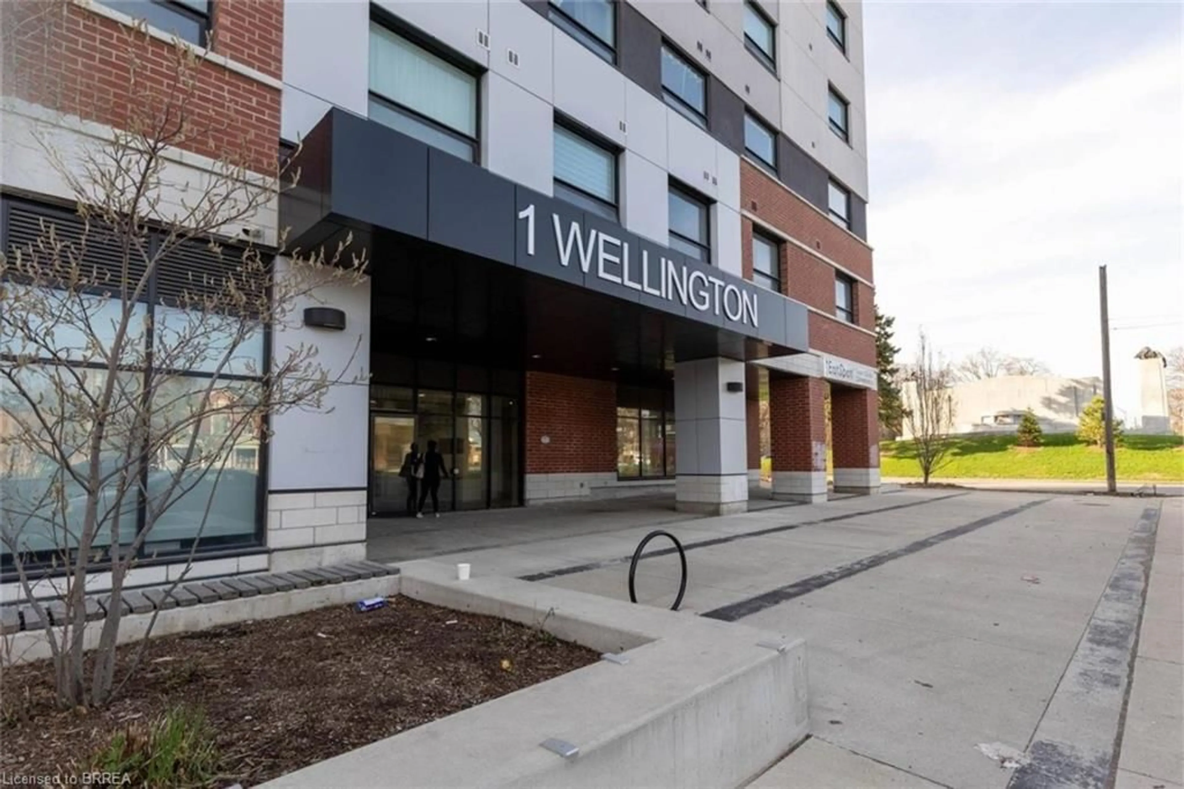 Indoor foyer for 1 Wellington St #817, Brantford Ontario N3T 2L3