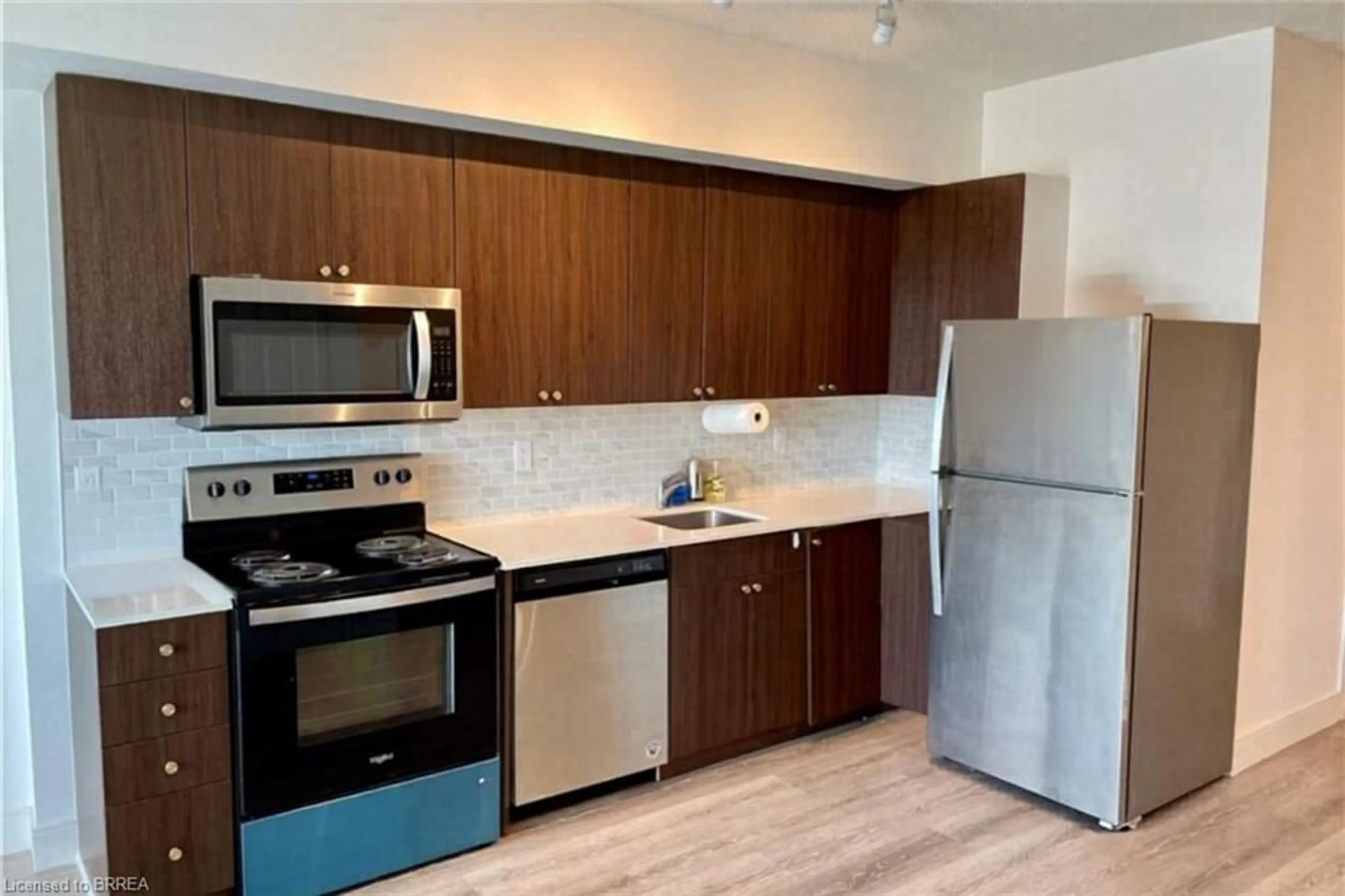 Standard kitchen, wood/laminate floor for 1 Wellington St #817, Brantford Ontario N3T 2L3