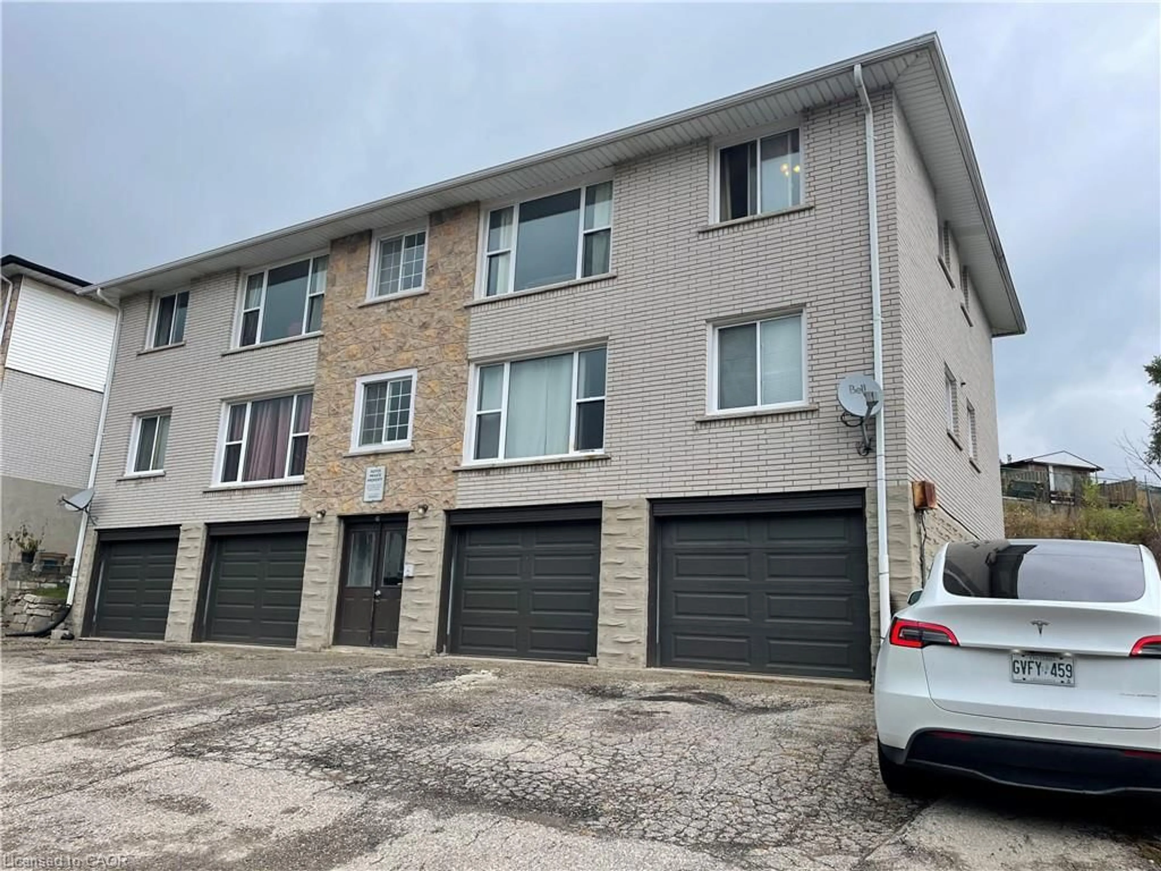 A pic from outside/outdoor area/front of a property/back of a property/a pic from drone, building for 15 Glen Rd, Cambridge Ontario N1R 4L4