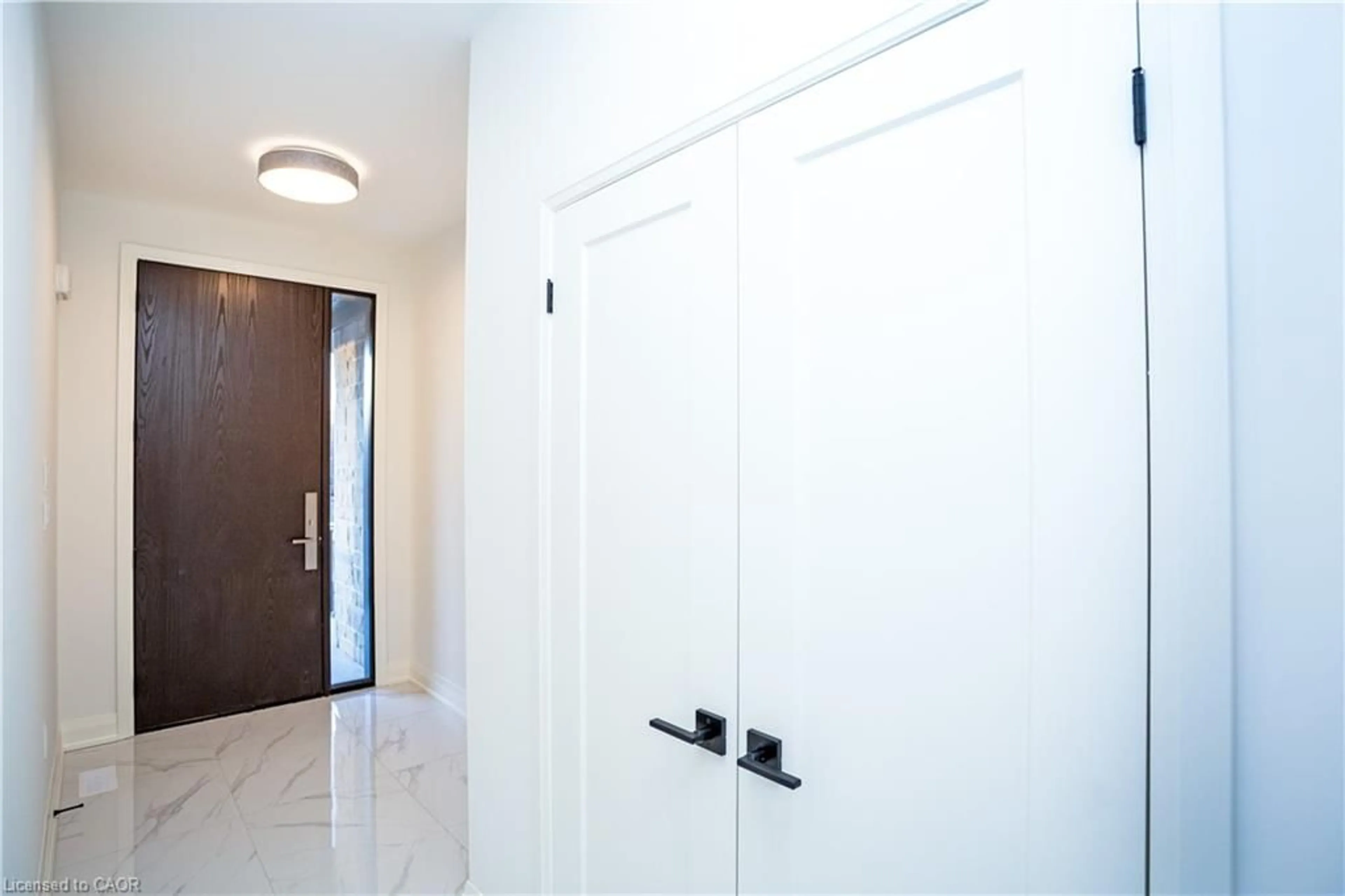 Indoor entryway for 31 Dana Dr, Hamilton Ontario L9A 3H7