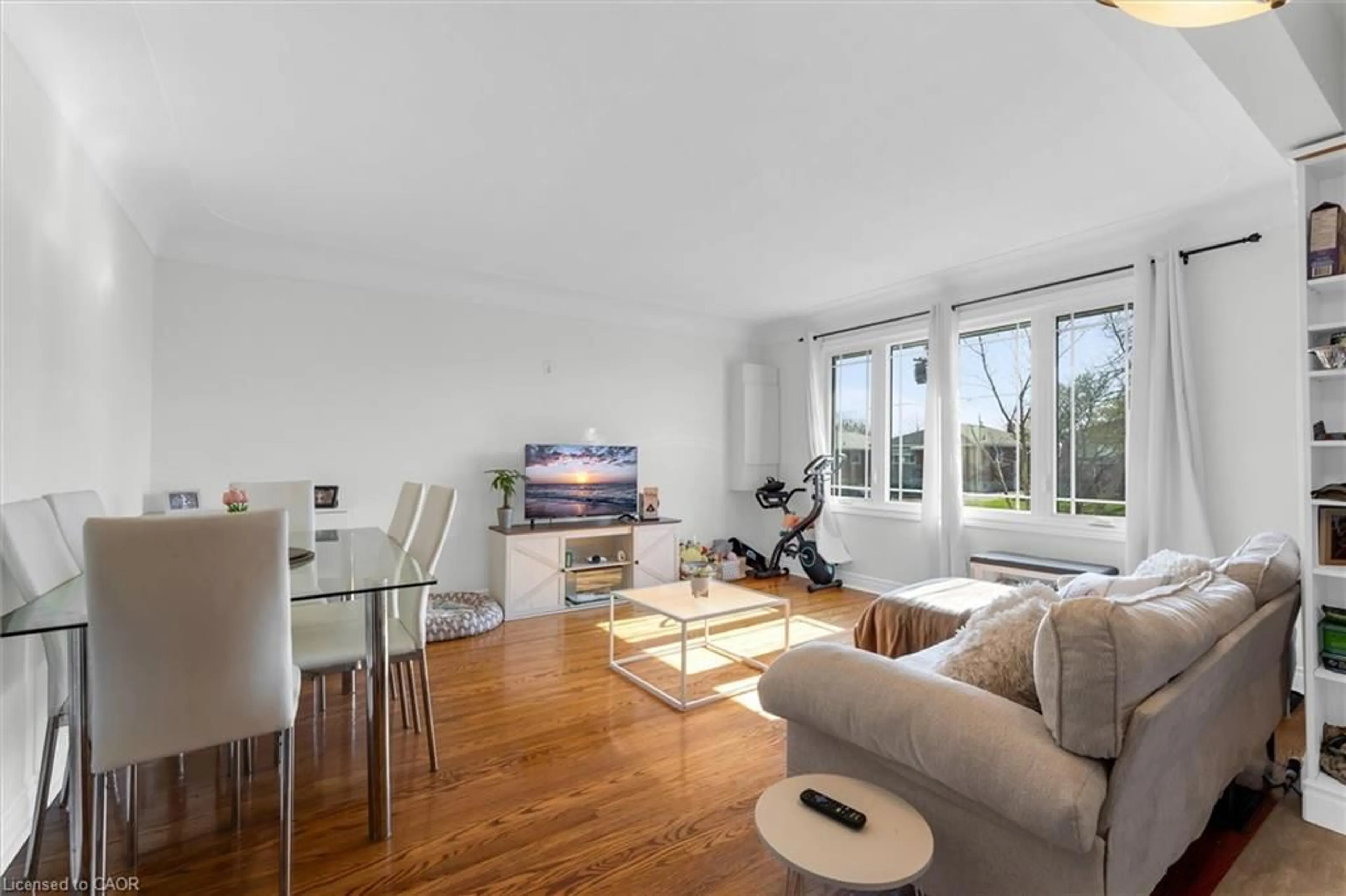 Living room with furniture, wood/laminate floor for 406 East 43rd St, Hamilton Ontario L8T 3E3