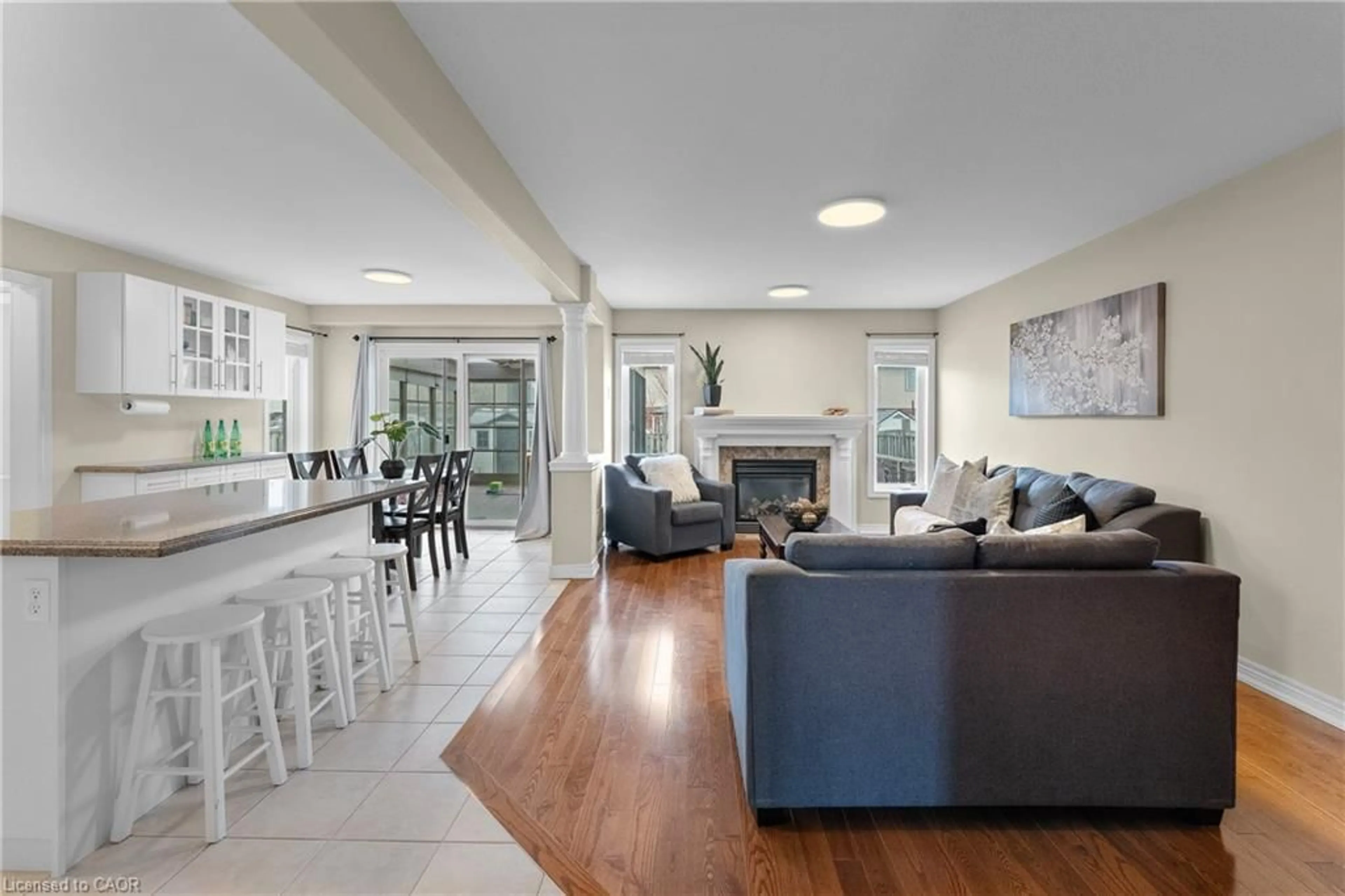 Living room with furniture, unknown for 4875 John St, Beamsville Ontario L3J 0P2