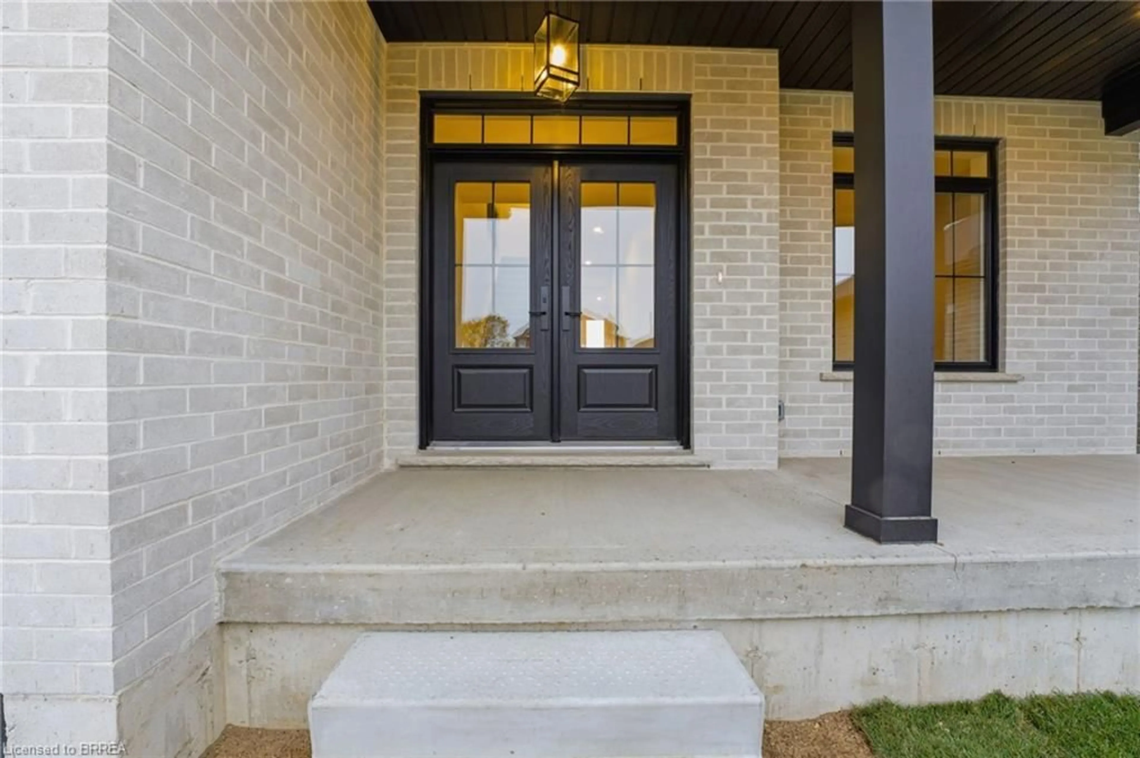 Indoor entryway for 102 Oak Ave, Paris Ontario N3L 0J6