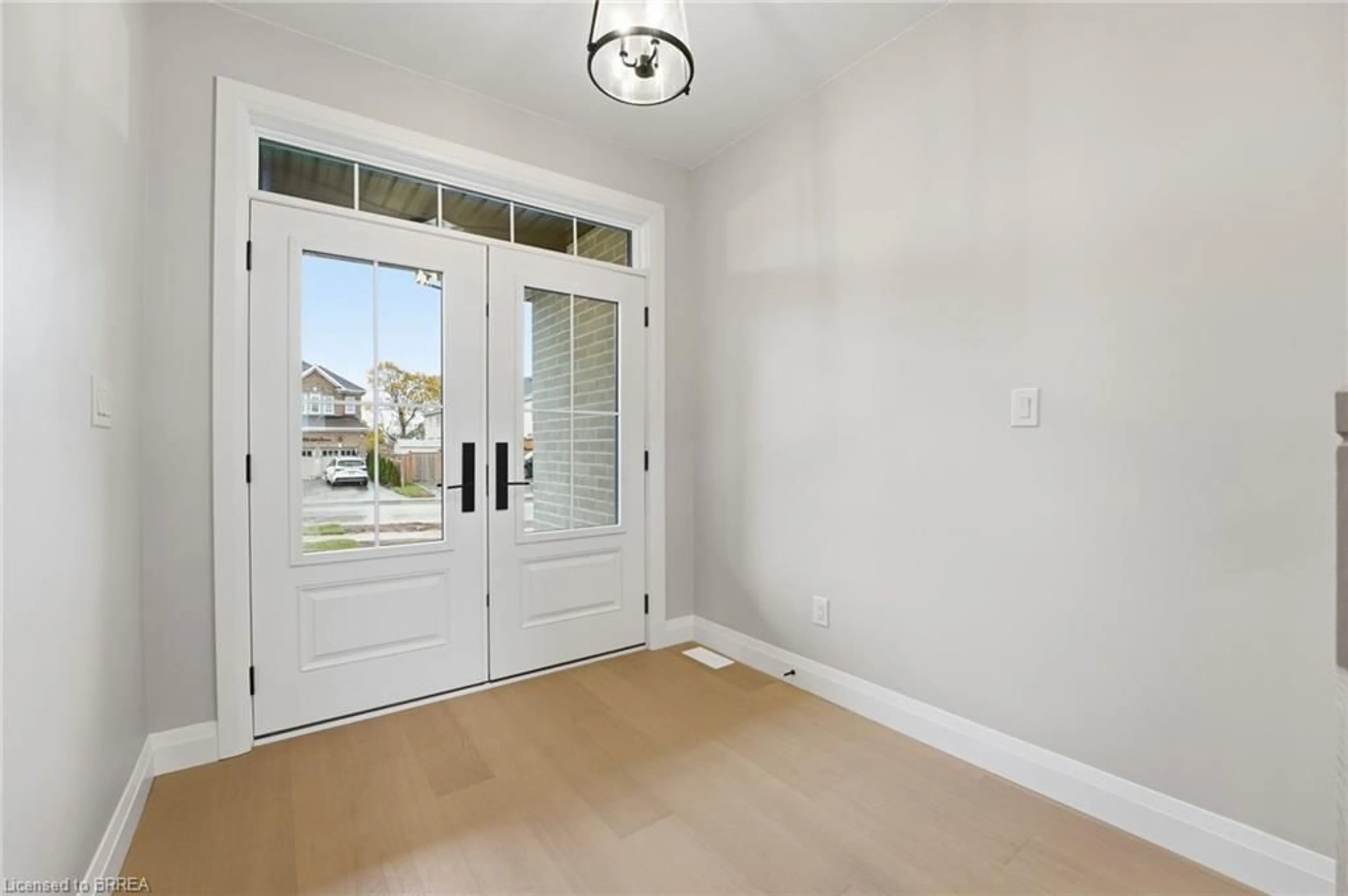 Indoor entryway for 102 Oak Ave, Paris Ontario N3L 0J6
