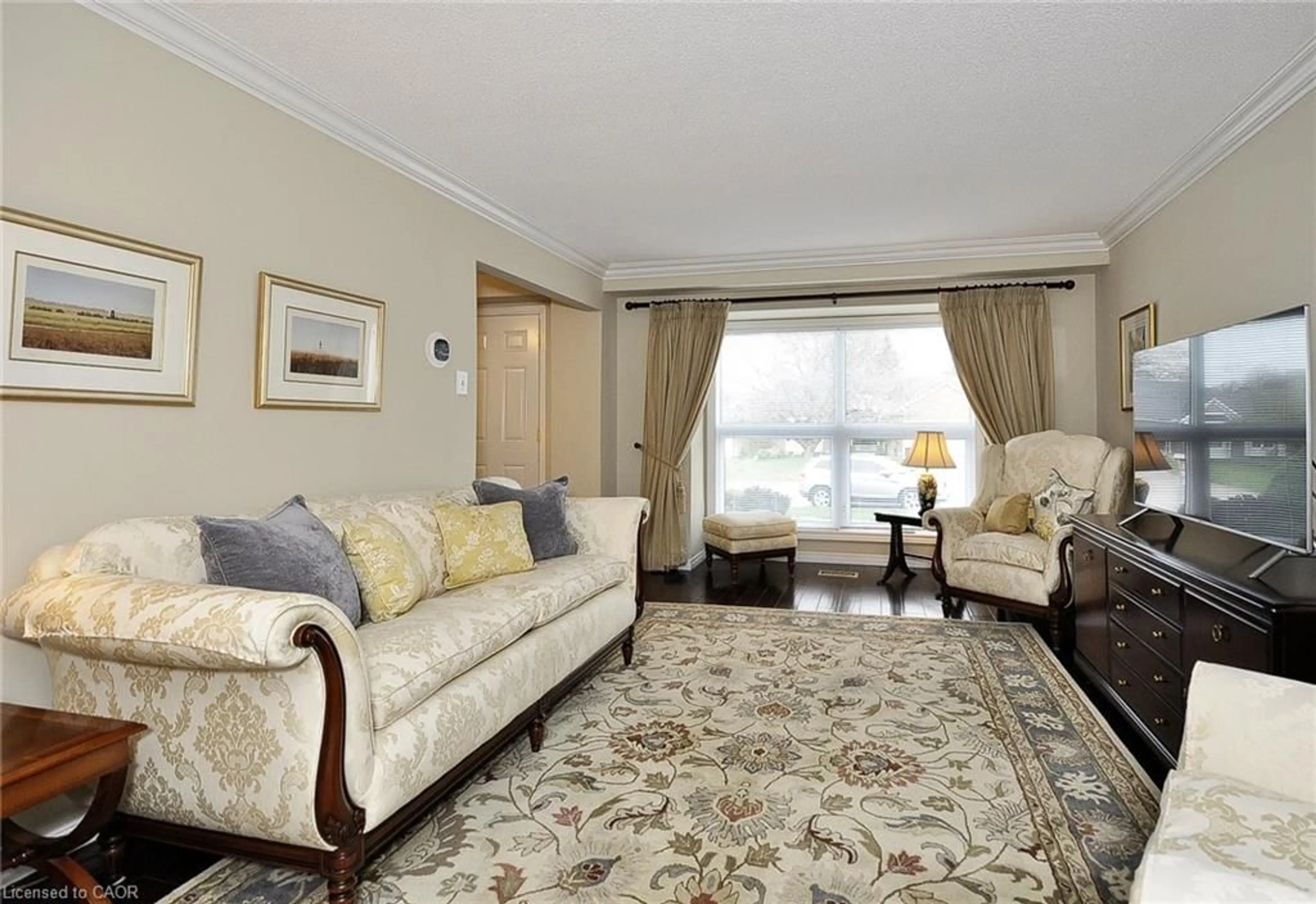 Living room with furniture, carpet floor for 18 Devil`s Creek Dr, Cambridge Ontario N1S 2Y2