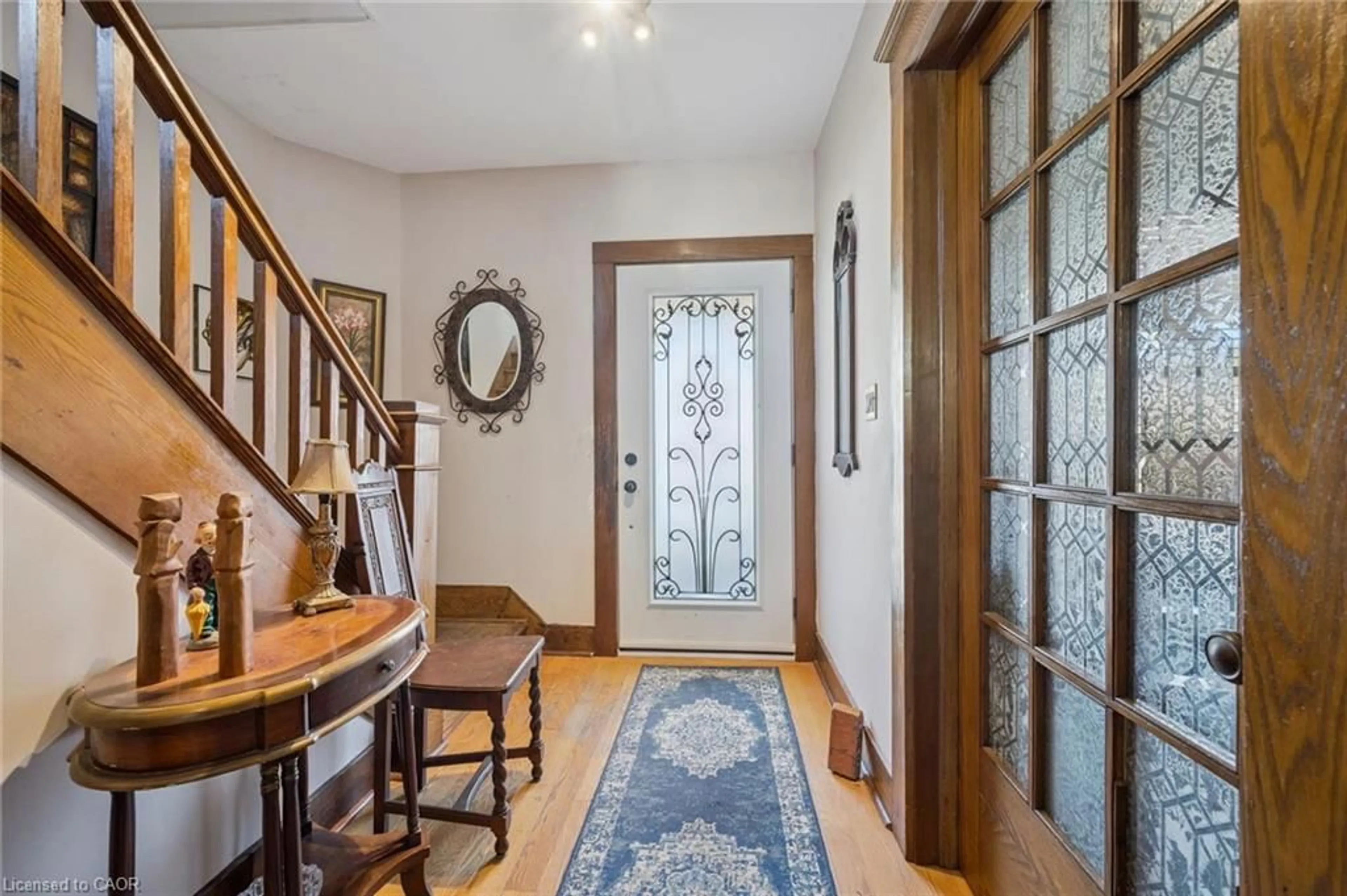Indoor foyer for 115 Allen St, Waterloo Ontario N2J 1J5