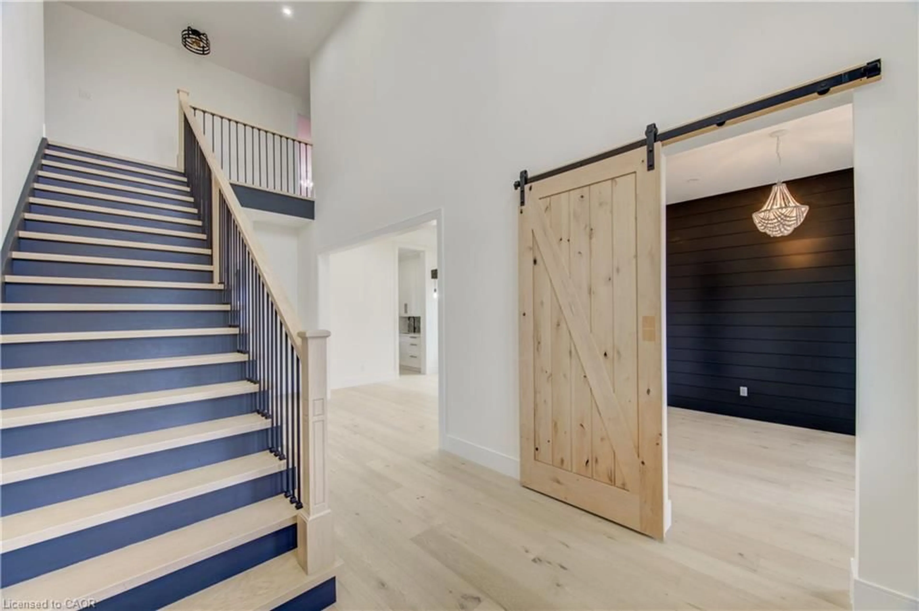Indoor entryway for 8 Edgeview Cres, Komoka Ontario N0L 1R0