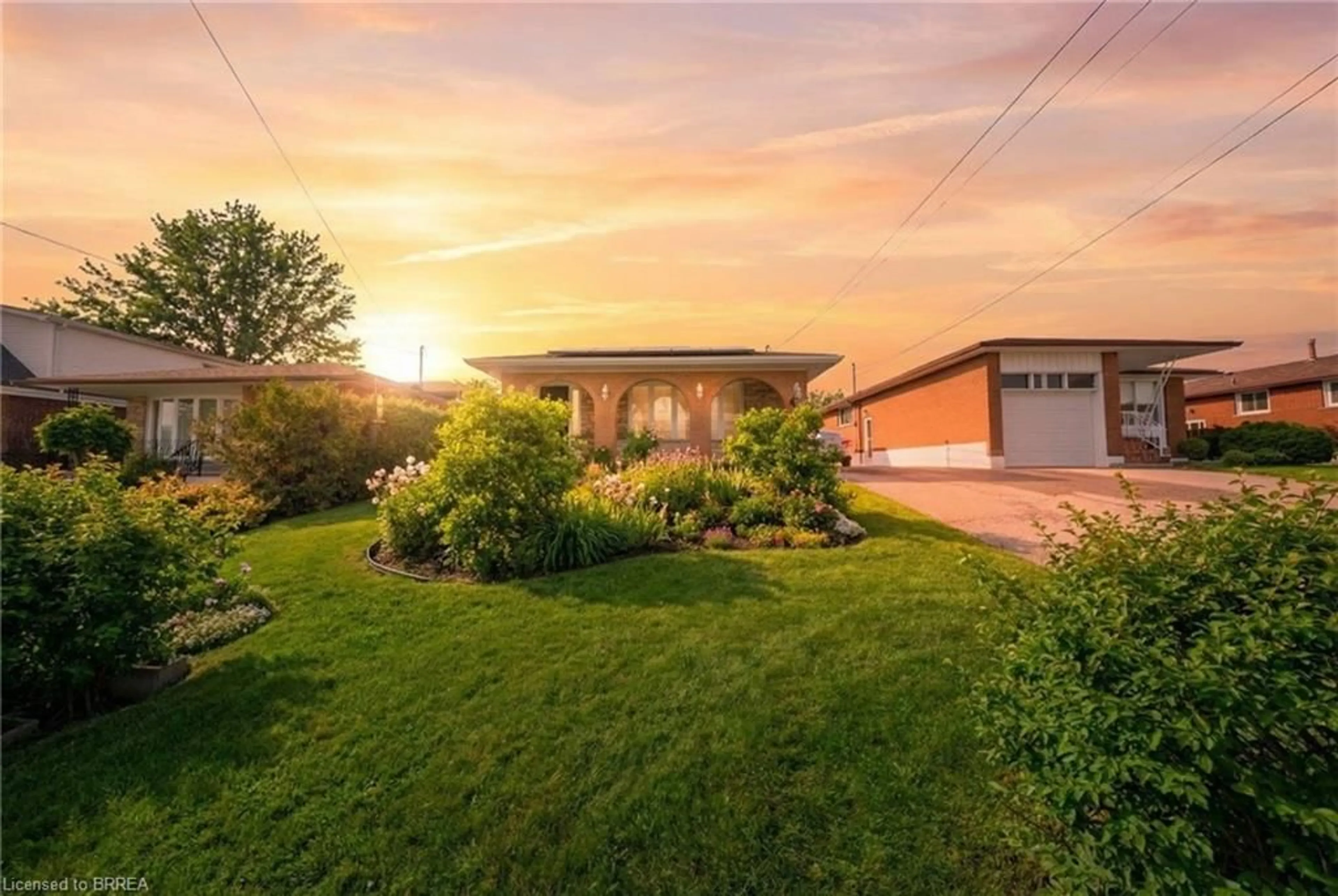 A pic from outside/outdoor area/front of a property/back of a property/a pic from drone, street for 330 East 18th St, Hamilton Ontario L9A 4P8