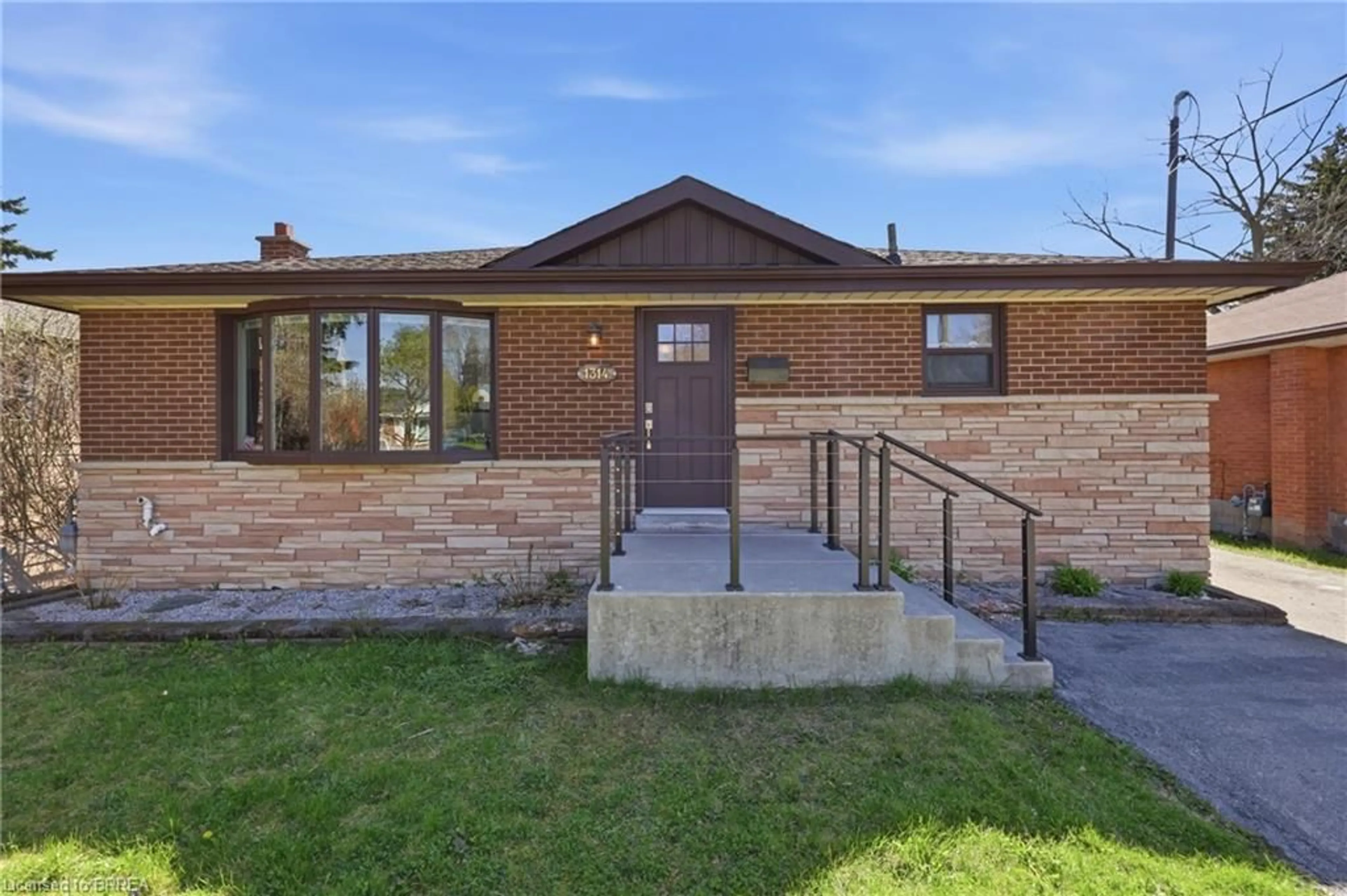 Home with brick exterior material, unknown for 1314 Fisher Ave, Burlington Ontario L7P 2L6