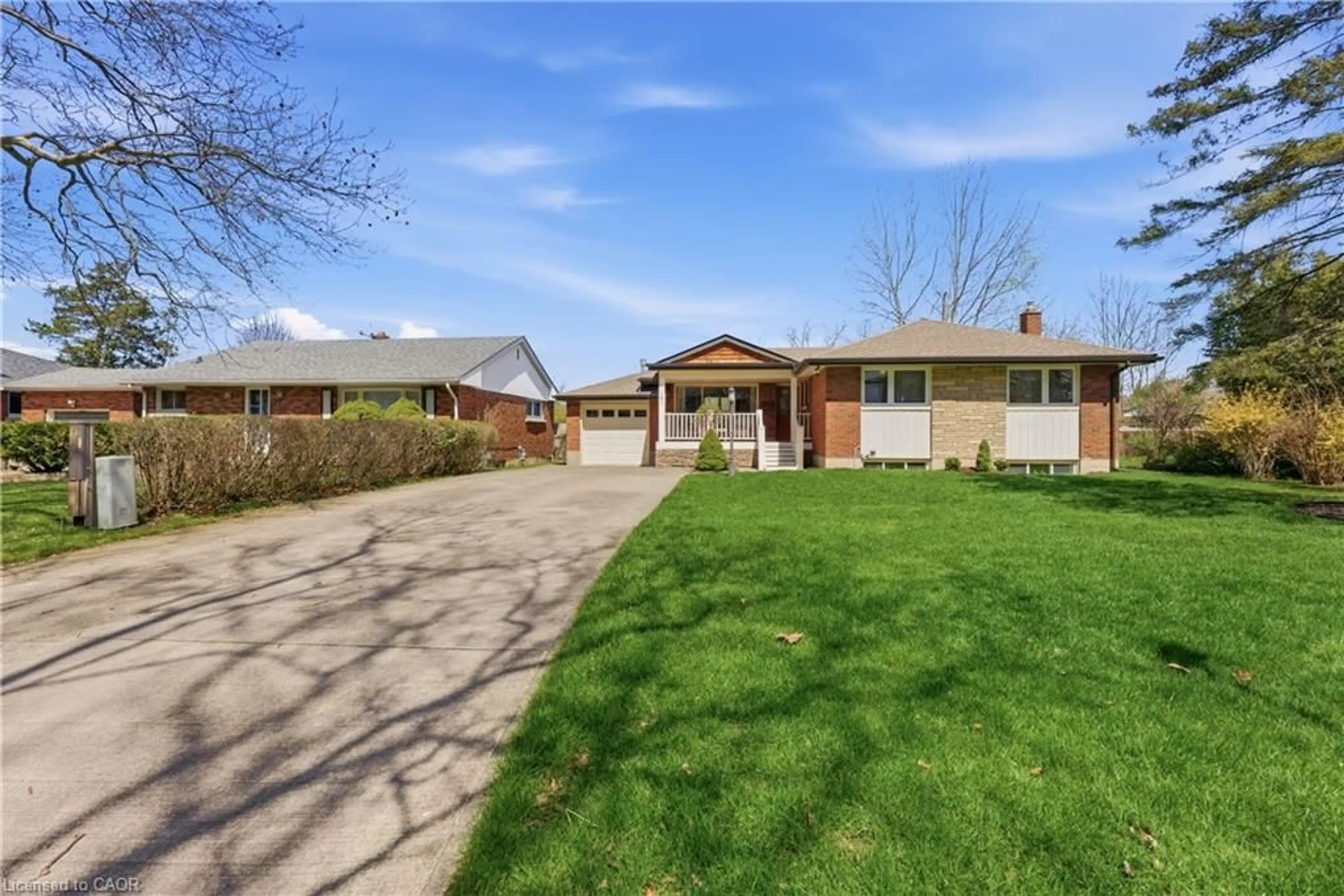 A pic from outside/outdoor area/front of a property/back of a property/a pic from drone, street for 181 Woodside Dr, St. Catharines Ontario L2T 1X7