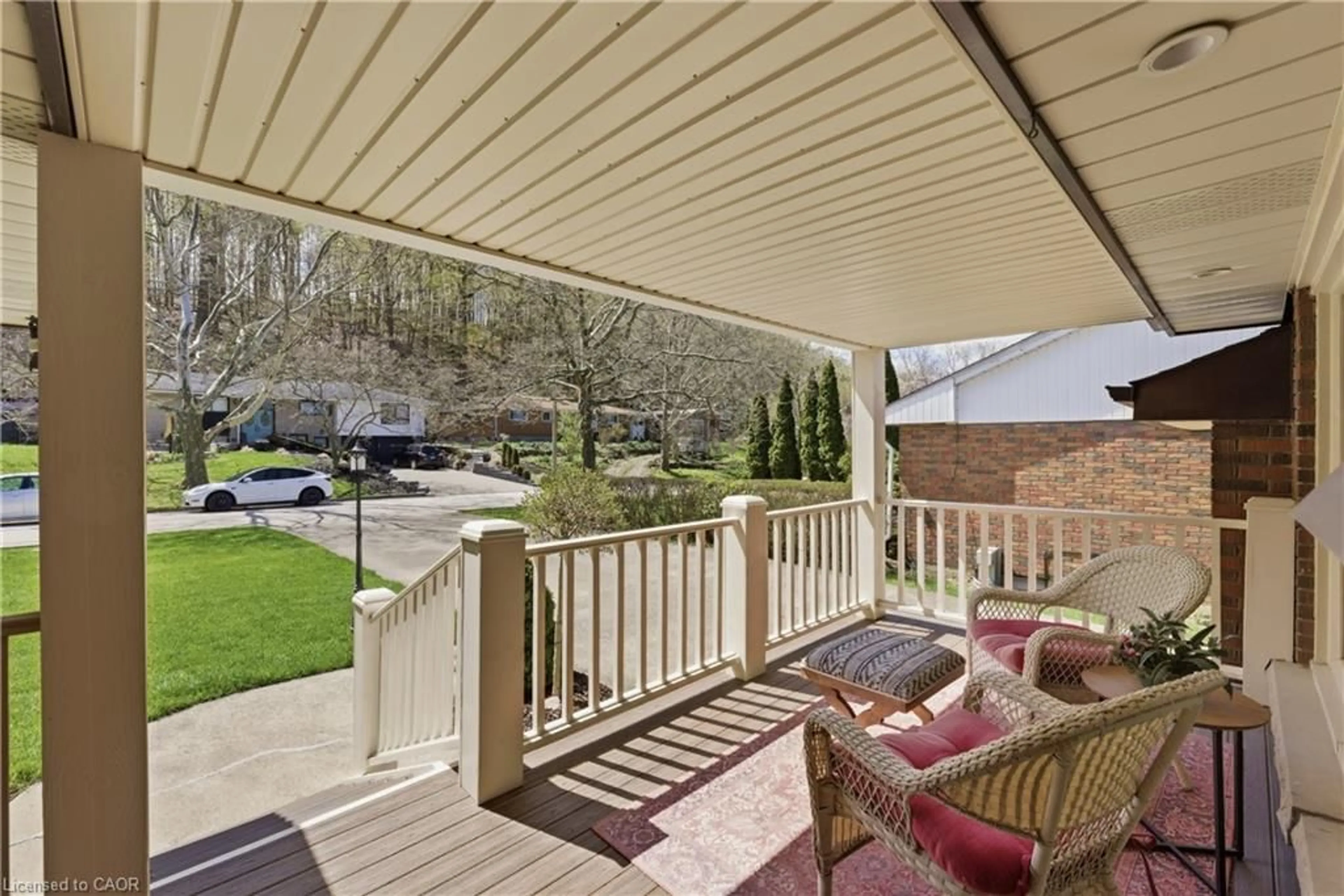 Patio, street for 181 Woodside Dr, St. Catharines Ontario L2T 1X7