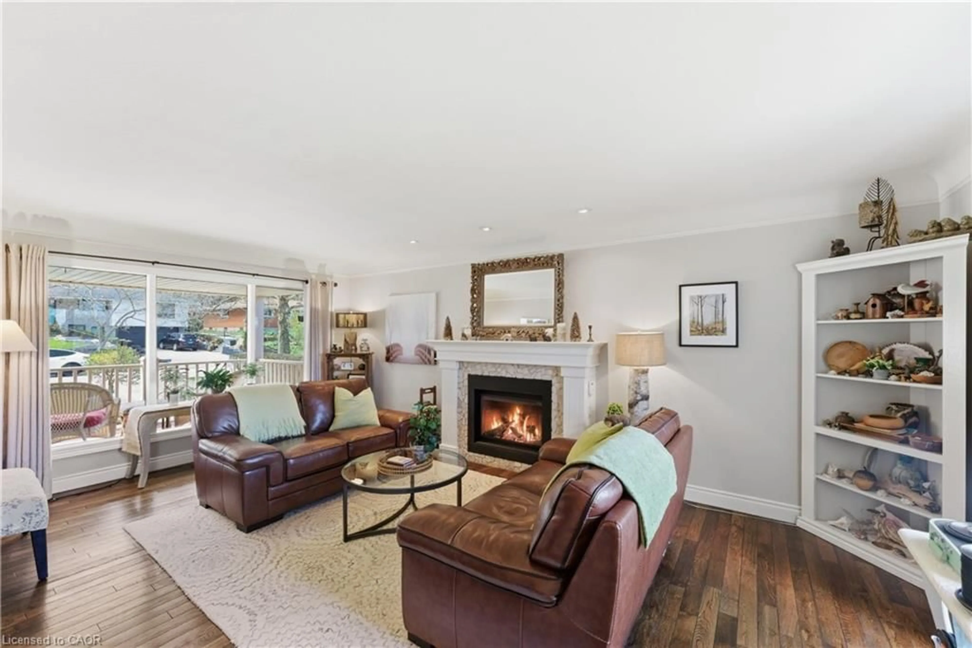 Living room with furniture, unknown for 181 Woodside Dr, St. Catharines Ontario L2T 1X7