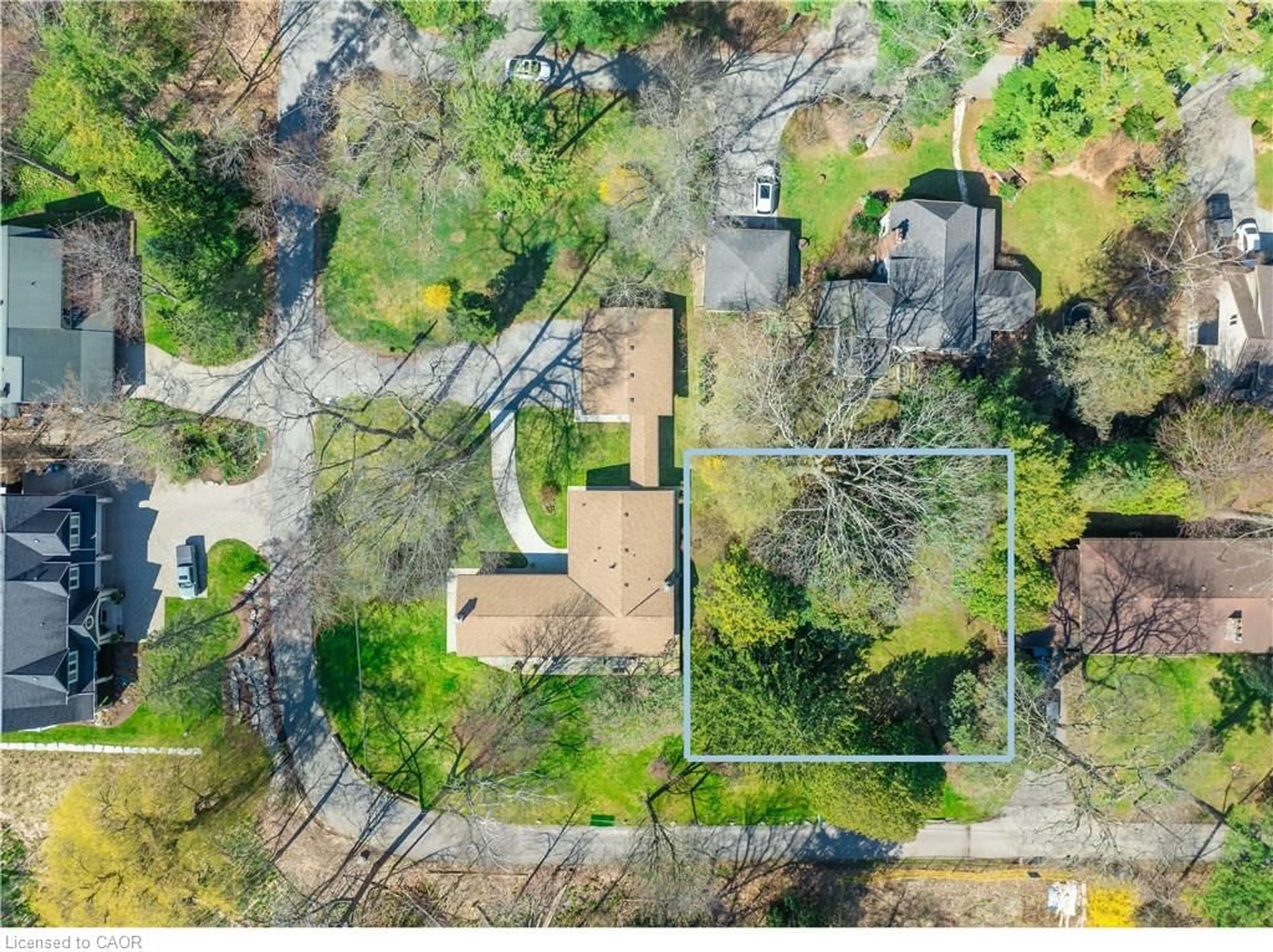 A pic from outside/outdoor area/front of a property/back of a property/a pic from drone, street for 845 Chaucer Ave, Mississauga Ontario L5H 2Z5