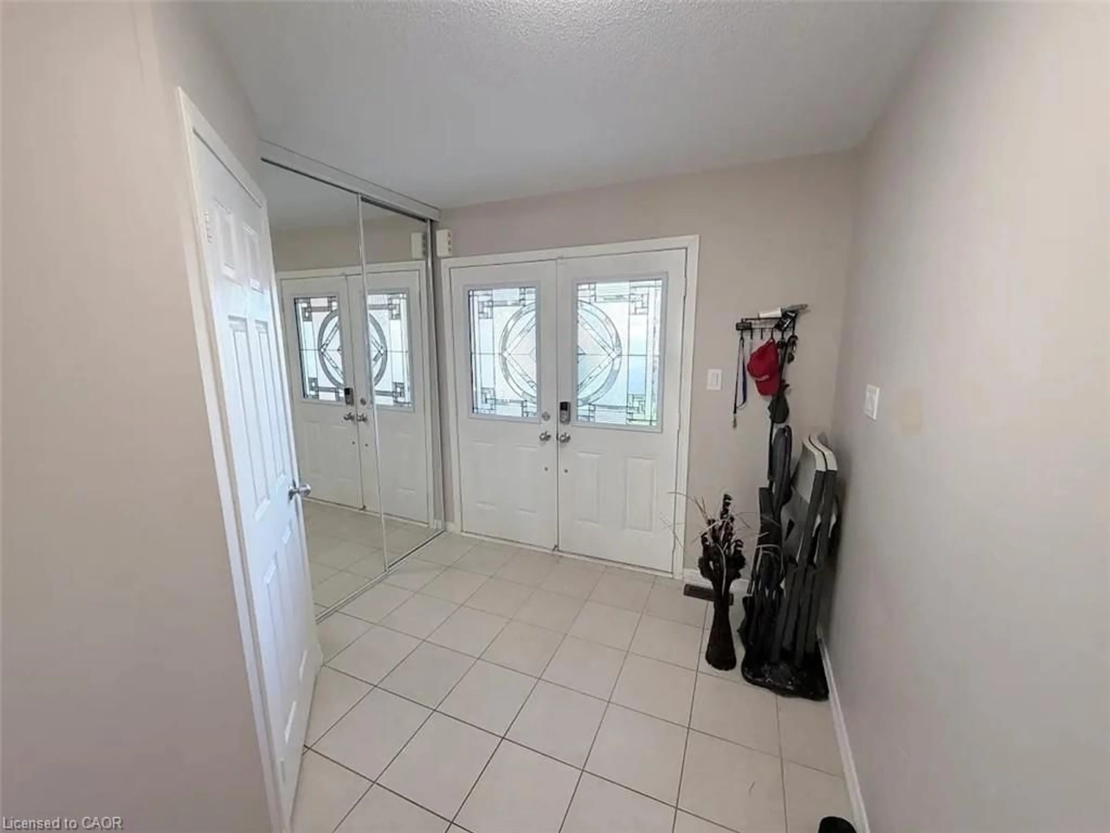 Indoor entryway for 118 Thomas Ave, Brantford Ontario N3S 7V4