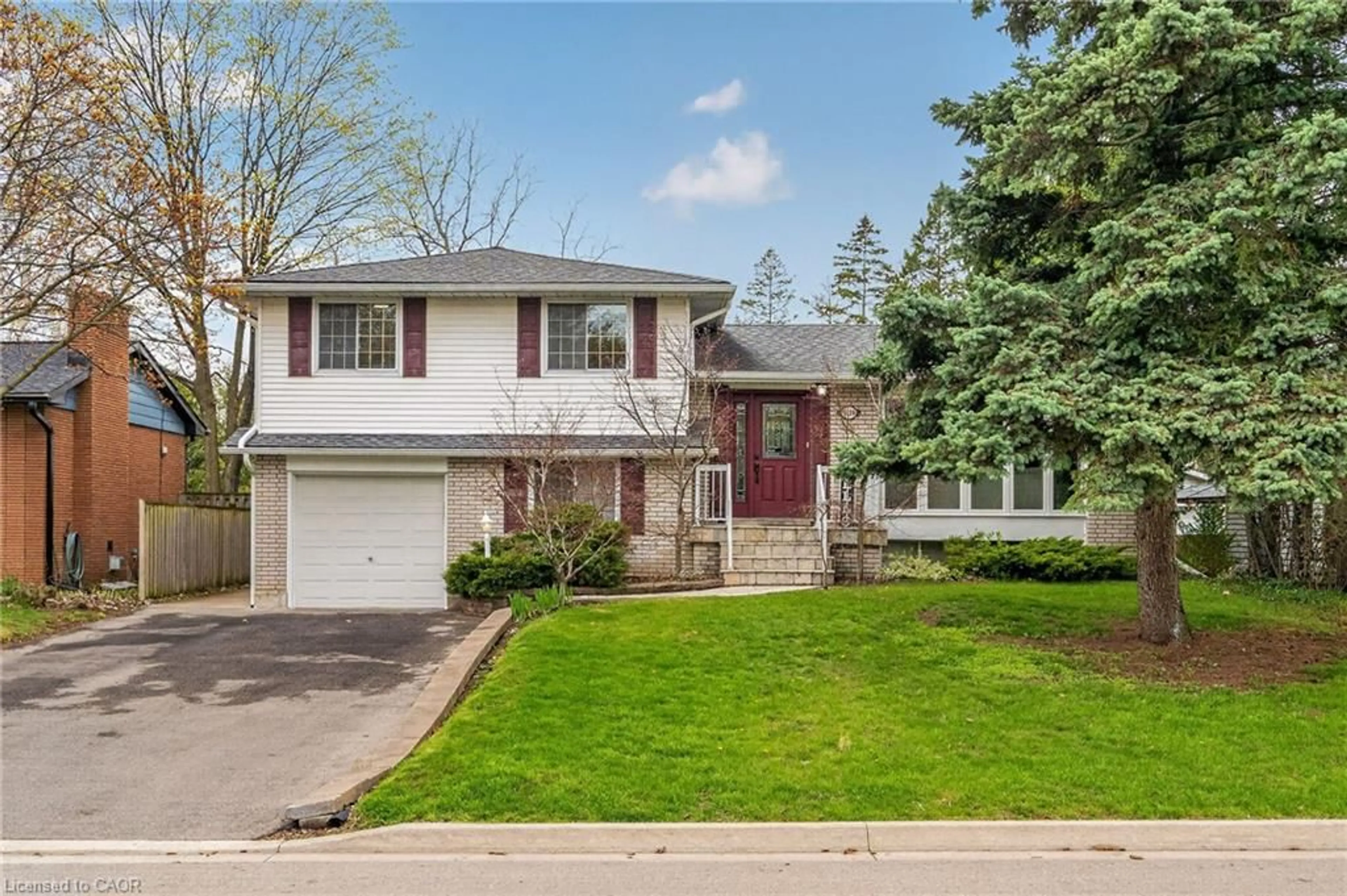 Home with vinyl exterior material, street for 5119 Cherryhill Cres, Burlington Ontario L7L 4B8