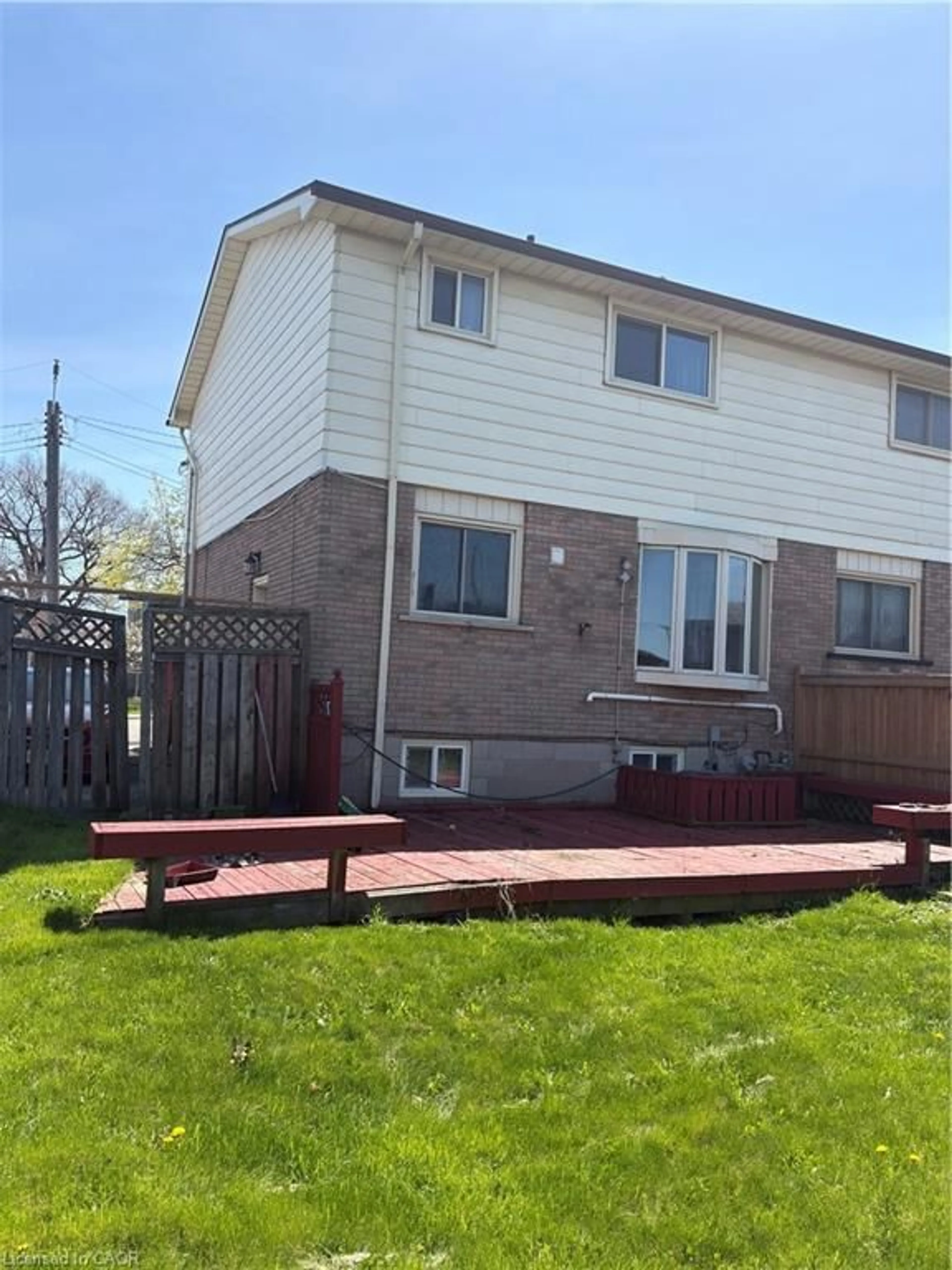 Patio, street for 116 Gainsborough Rd, Hamilton Ontario L8E 1E1