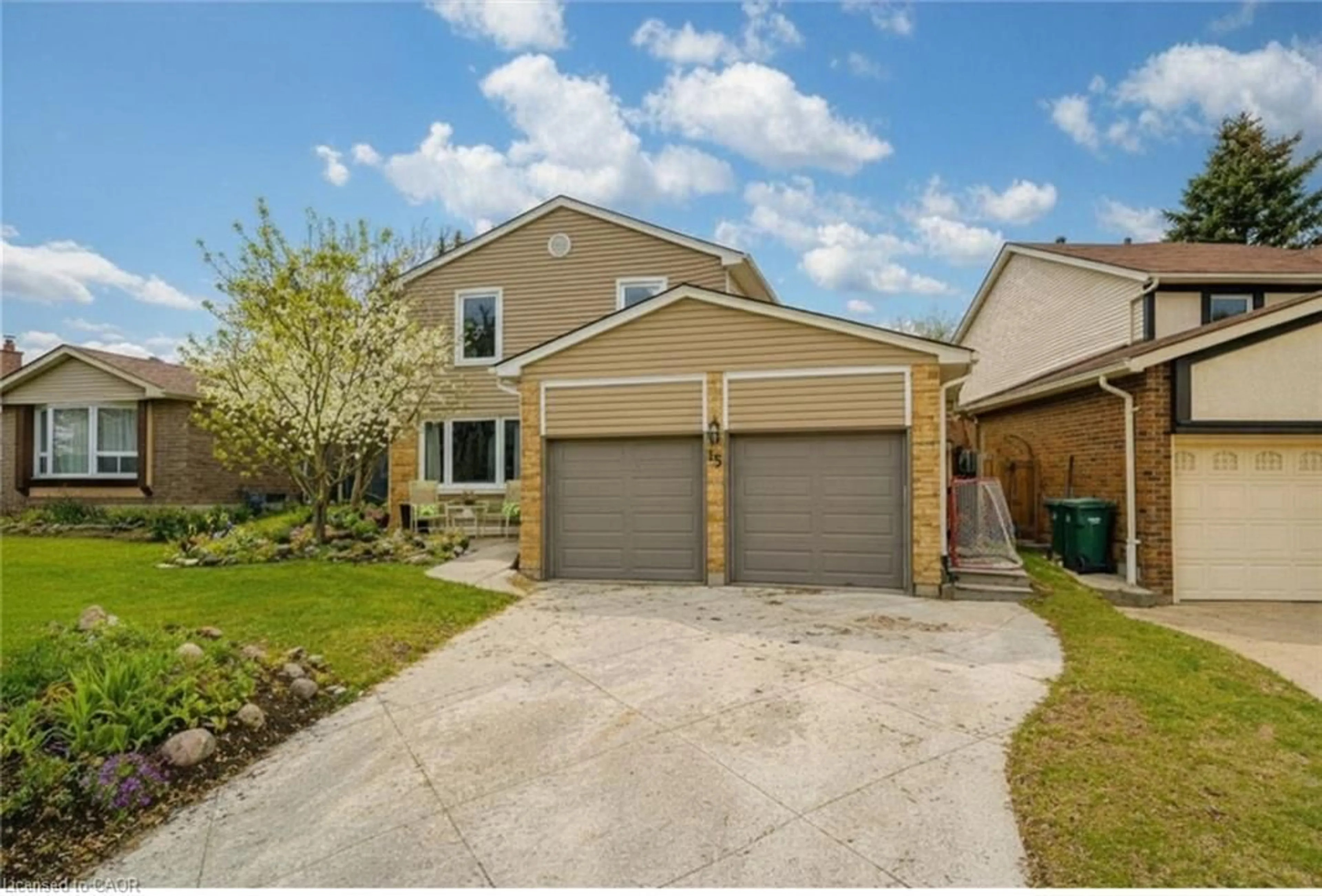 A pic from outside/outdoor area/front of a property/back of a property/a pic from drone, street for 15 Deerwood Cres, Kitchener Ontario N2N 1R4