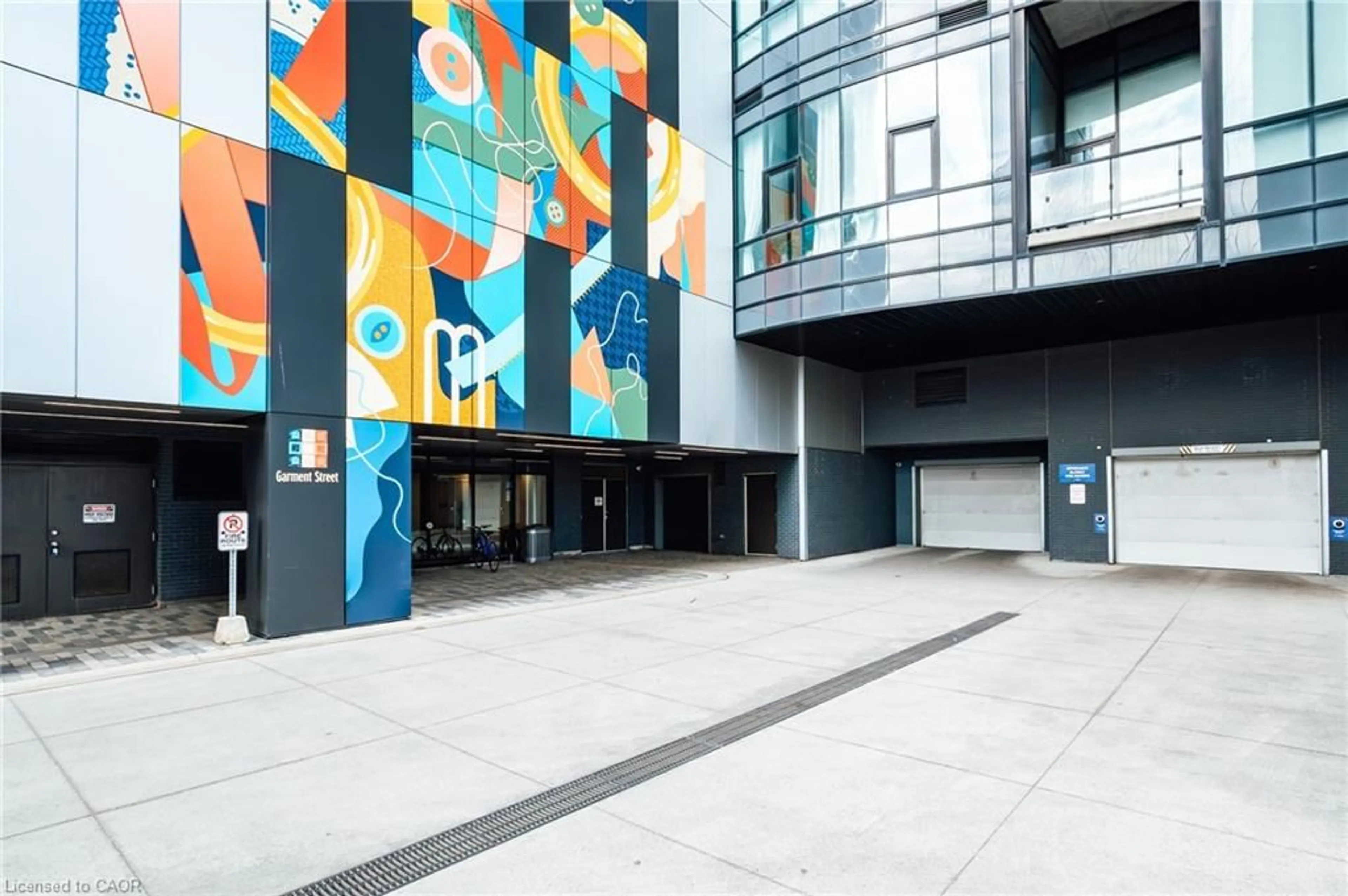 Indoor foyer for 104 Garment St, Kitchener Ontario N2G 0C8