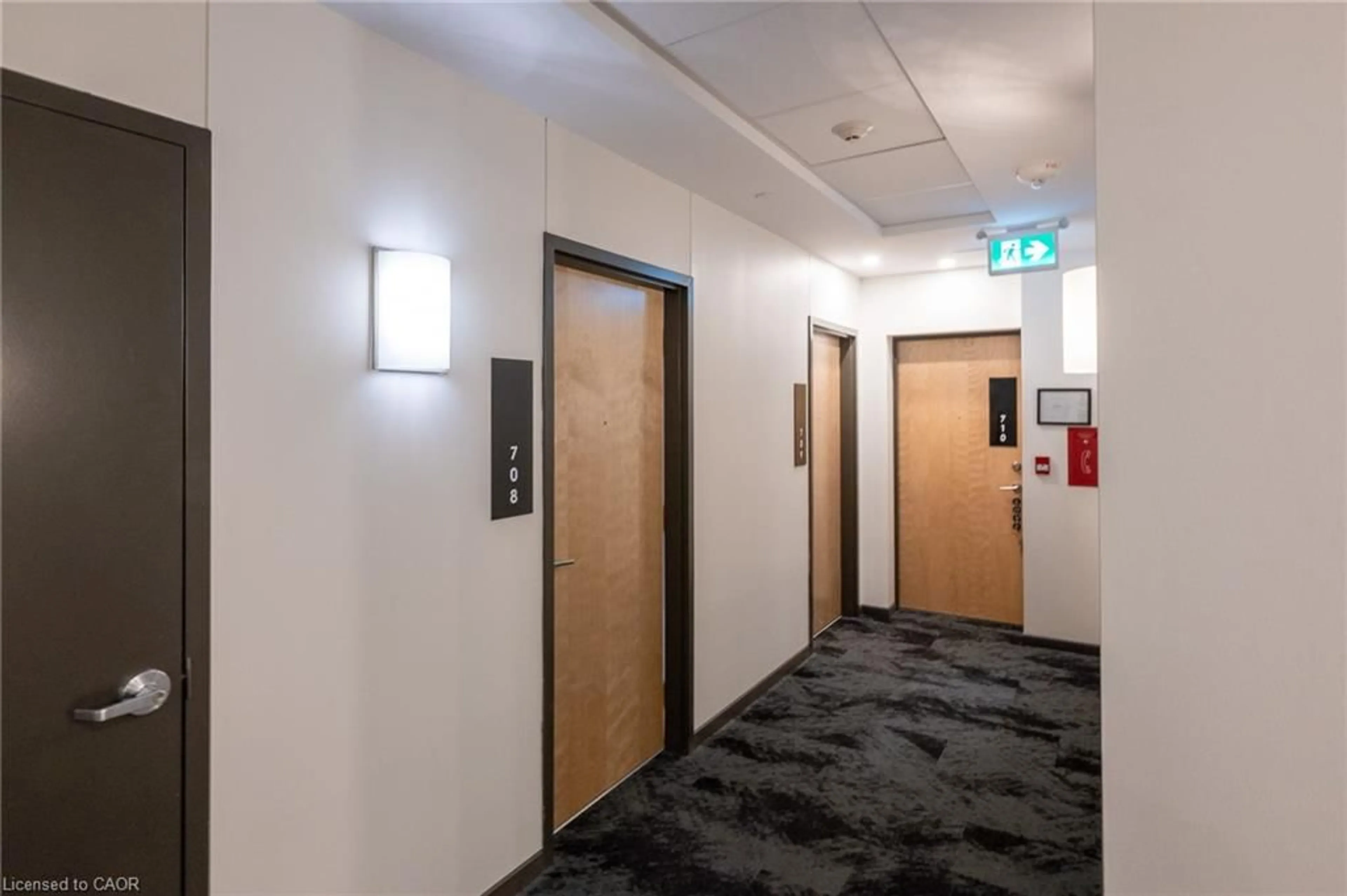 Indoor foyer for 104 Garment St, Kitchener Ontario N2G 0C8