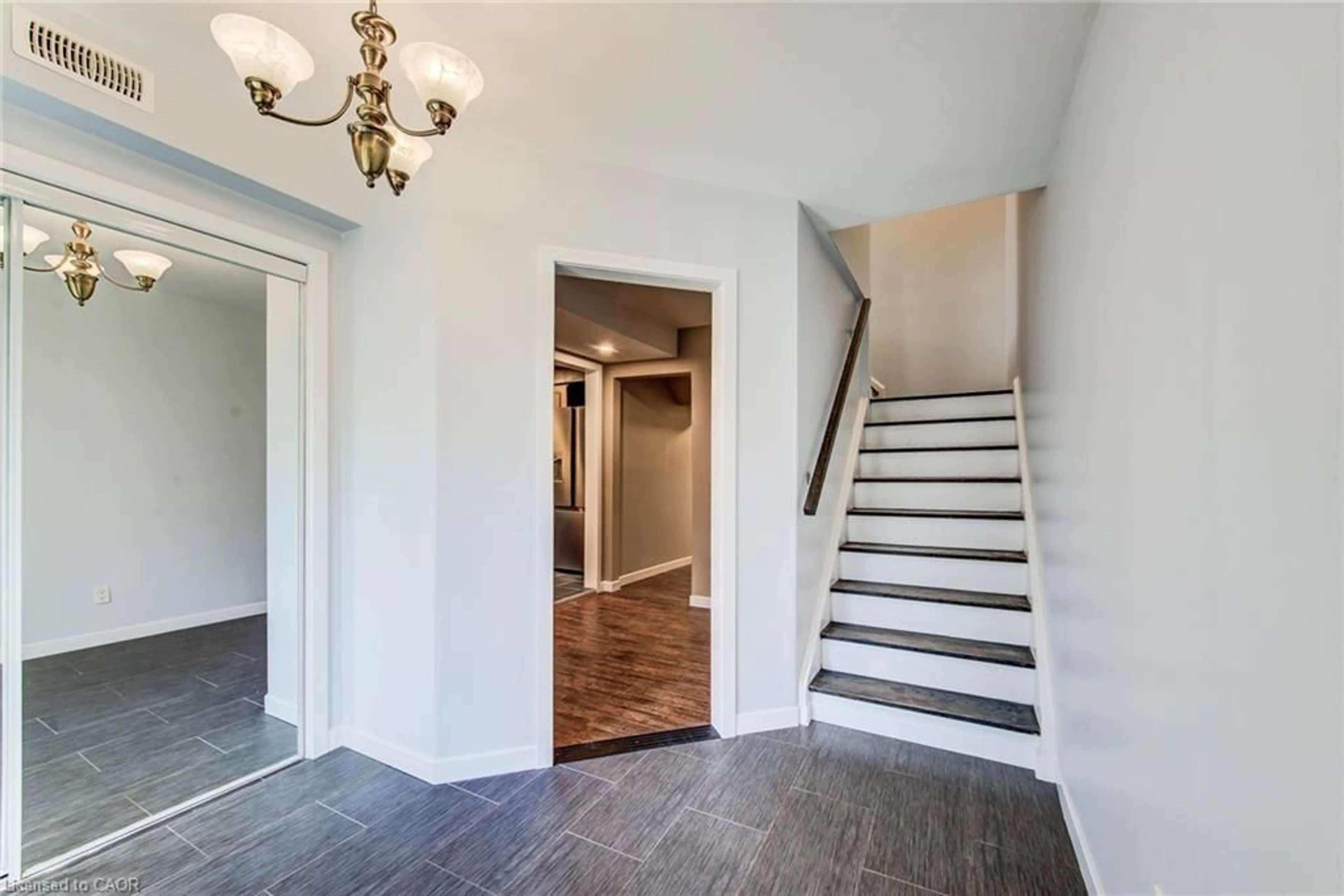 Indoor entryway for 114 Dalegrove Dr, Kitchener Ontario N2M 2G5