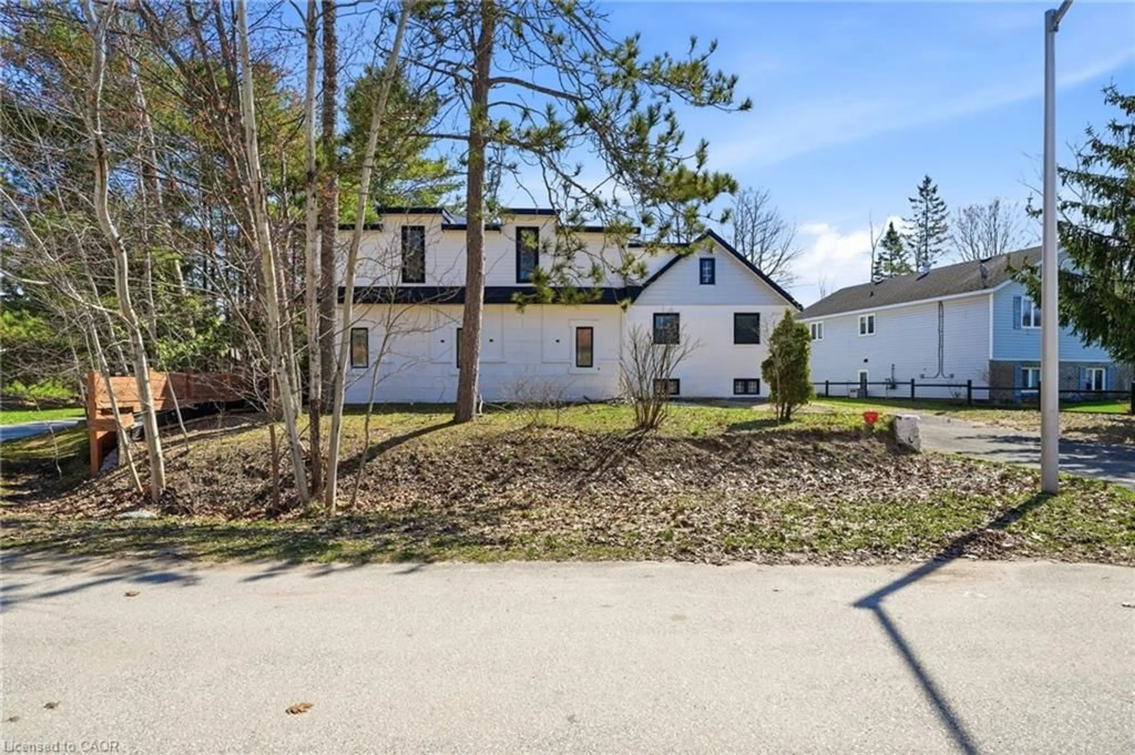 A pic from outside/outdoor area/front of a property/back of a property/a pic from drone, street for 42 Fatima Crt, Wasaga Beach Ontario L9Z 1K9