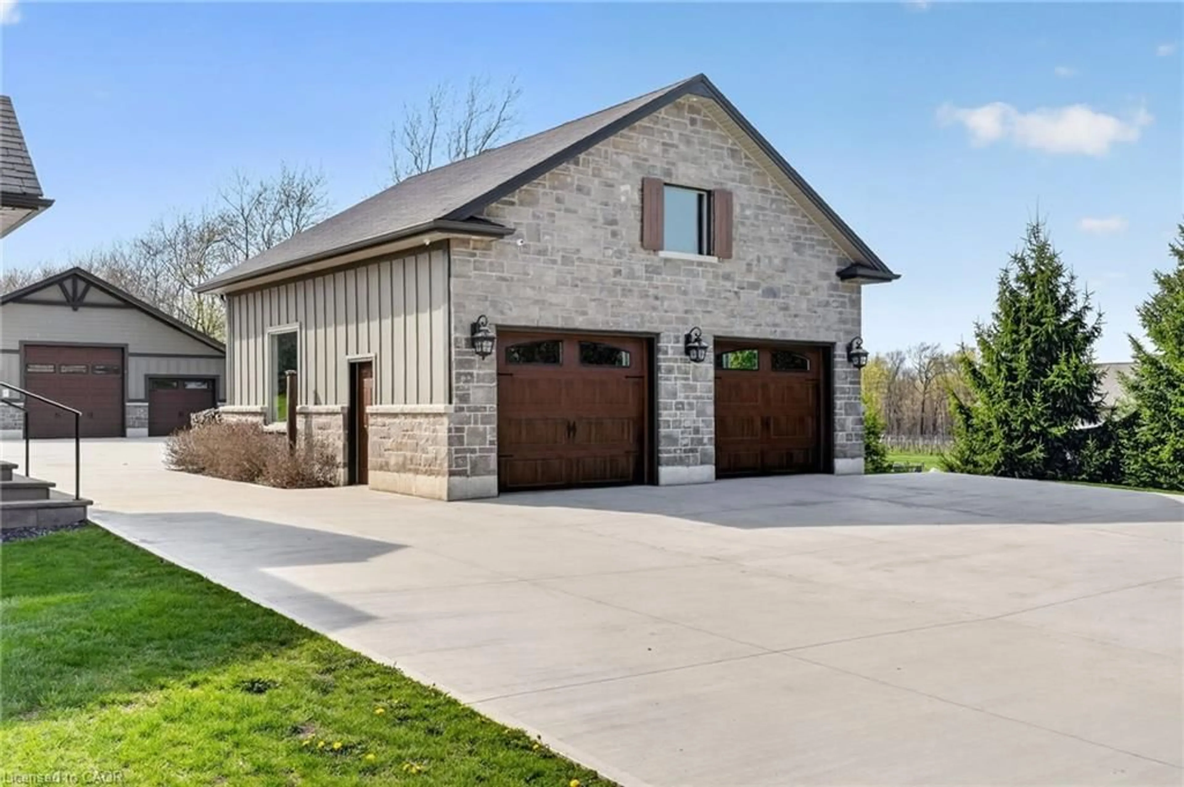 Indoor garage for 4354 Mountainview Rd, Beamsville Ontario L3J 2C8