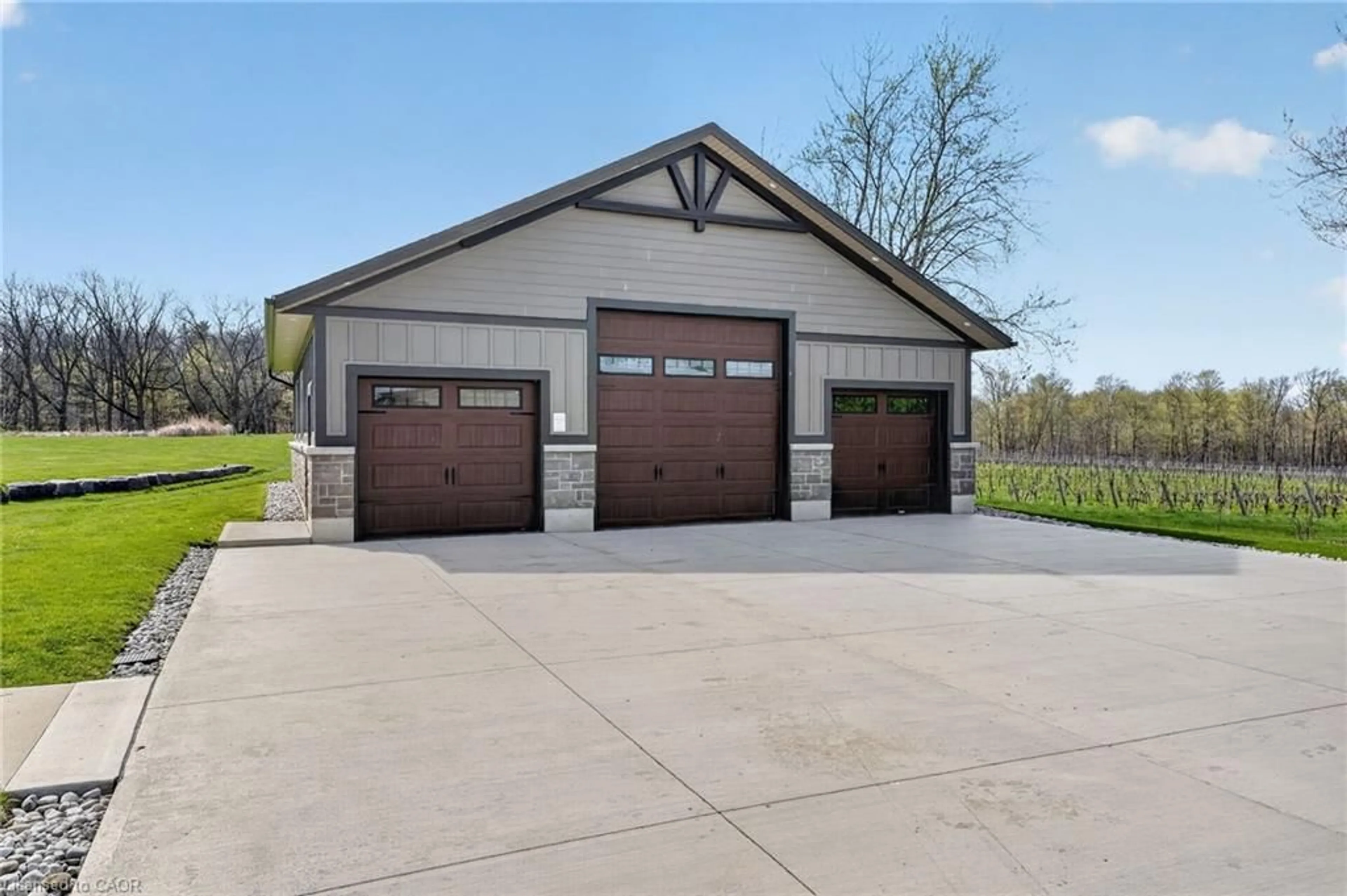 Indoor garage for 4354 Mountainview Rd, Beamsville Ontario L3J 2C8