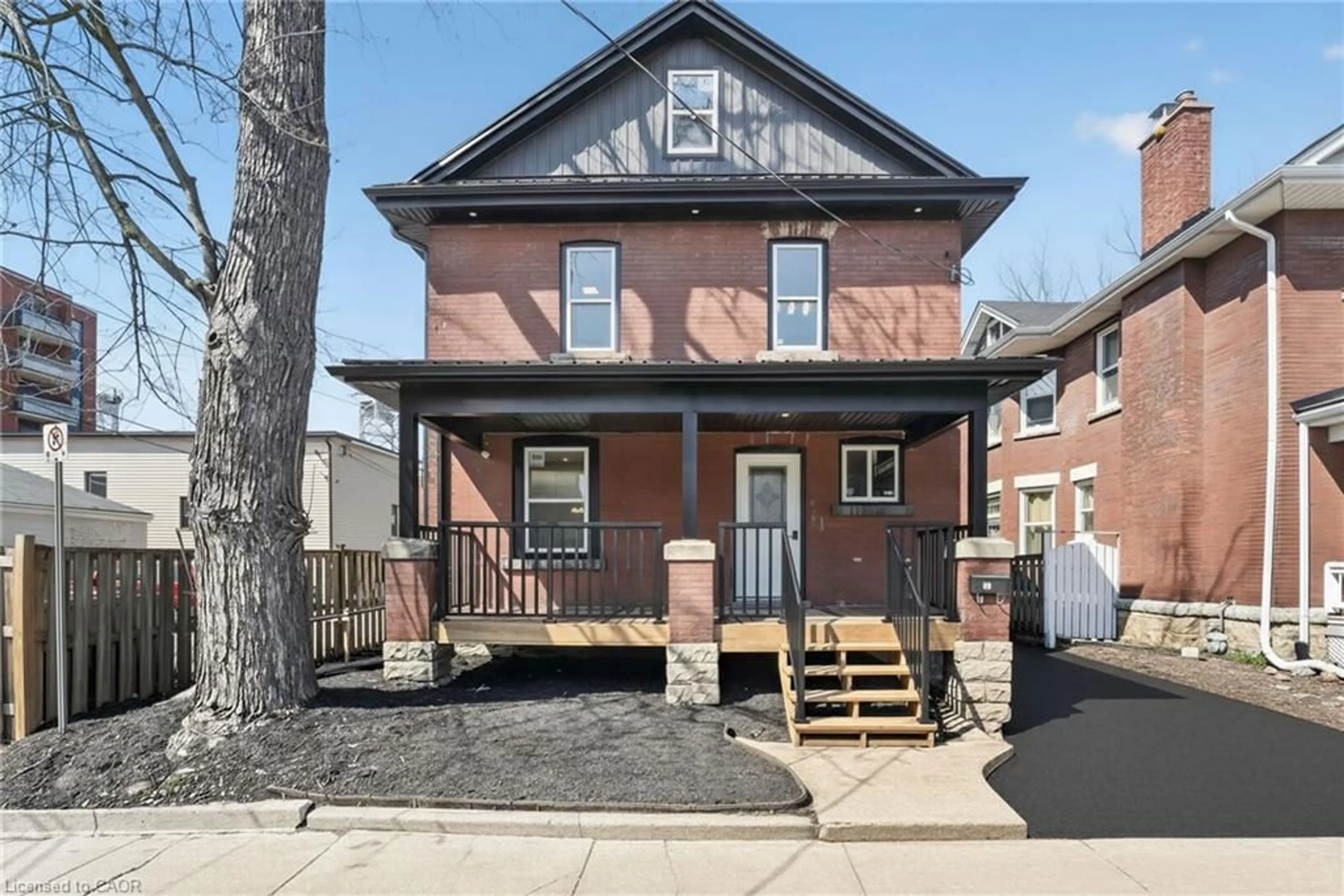Home with brick exterior material, street for 20 Avenue Pl, Welland Ontario L3B 4B1