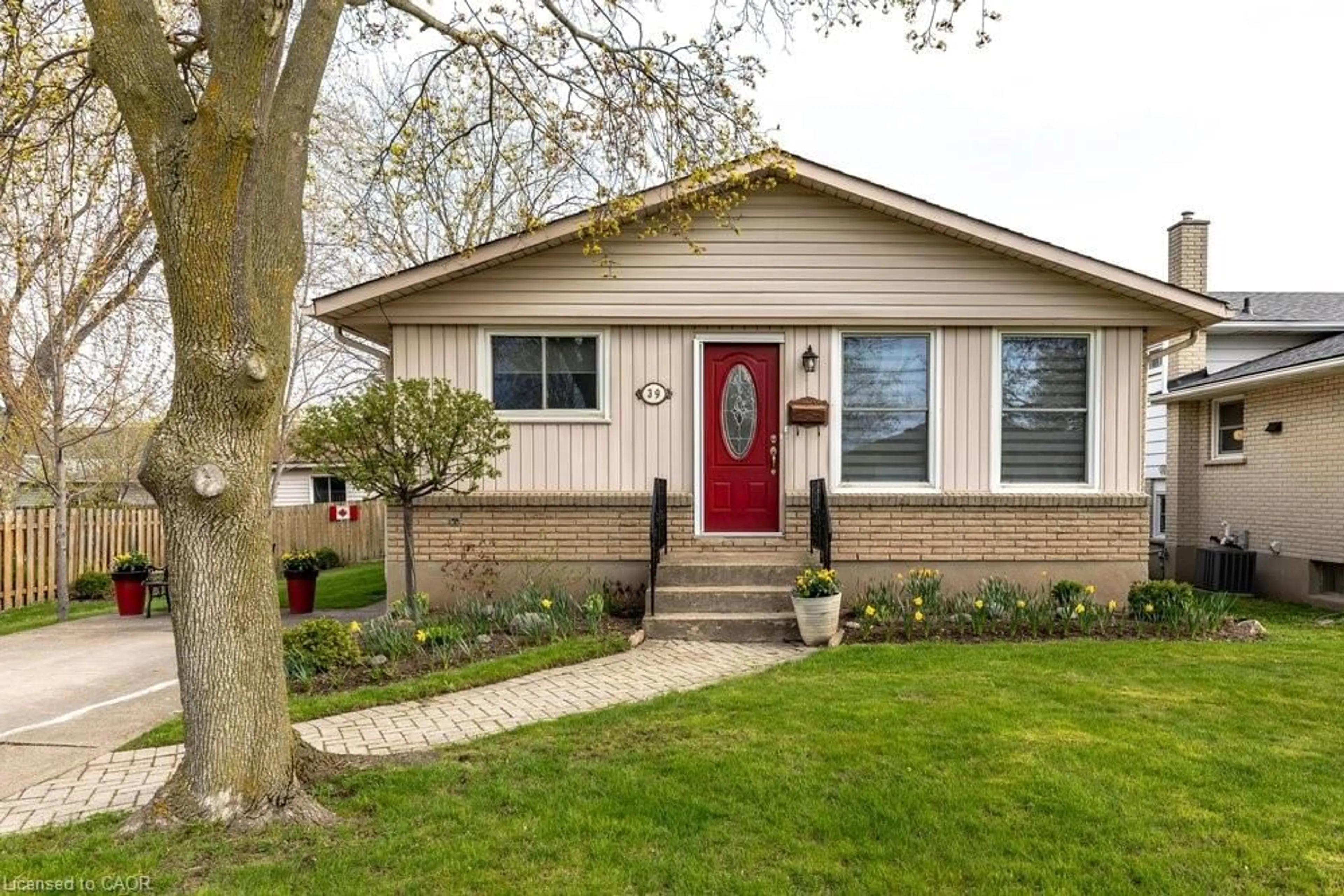 Home with brick exterior material, street for 39 Cedardale Ave, St. Catharines Ontario L2P 1B4