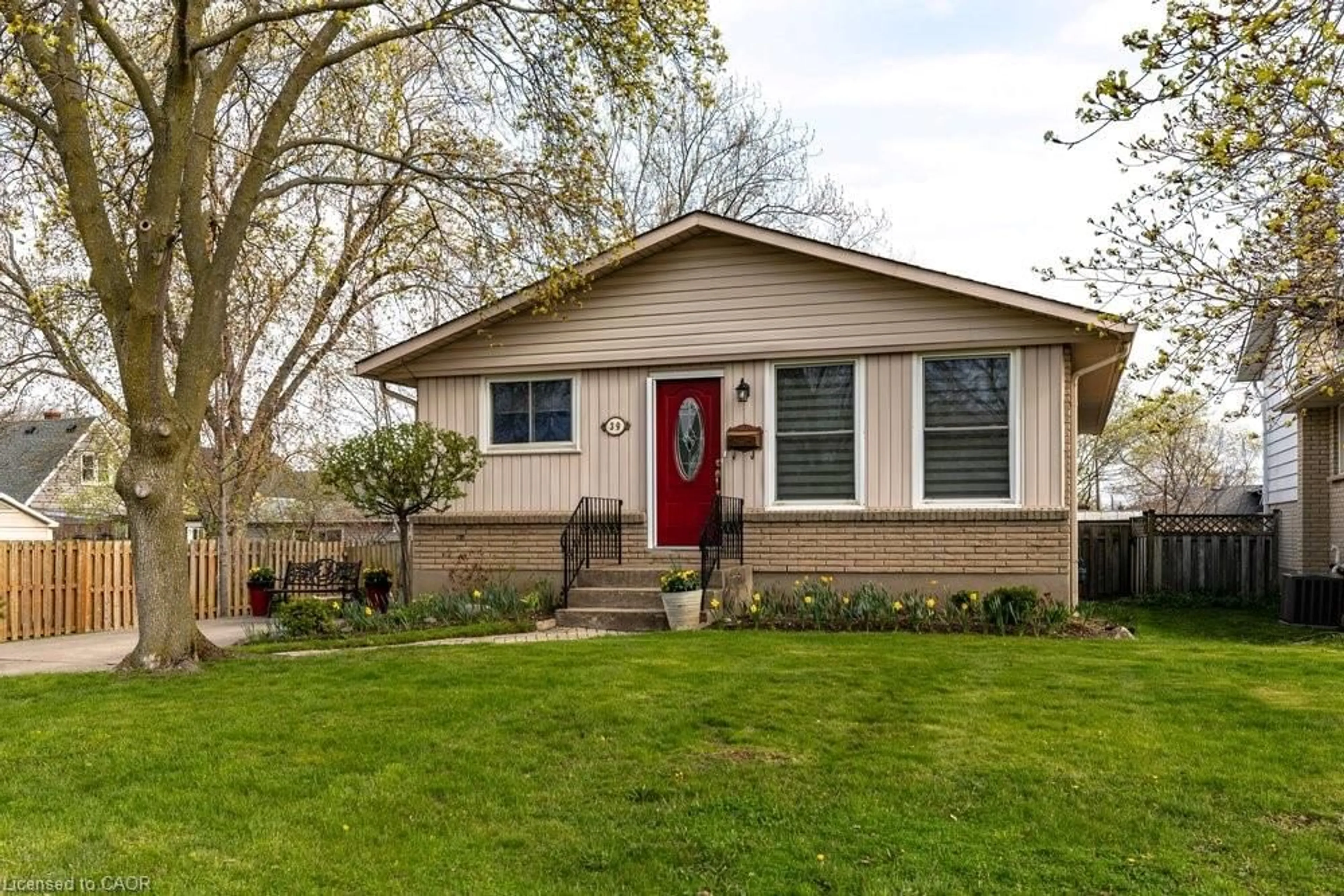 Home with vinyl exterior material, street for 39 Cedardale Ave, St. Catharines Ontario L2P 1B4