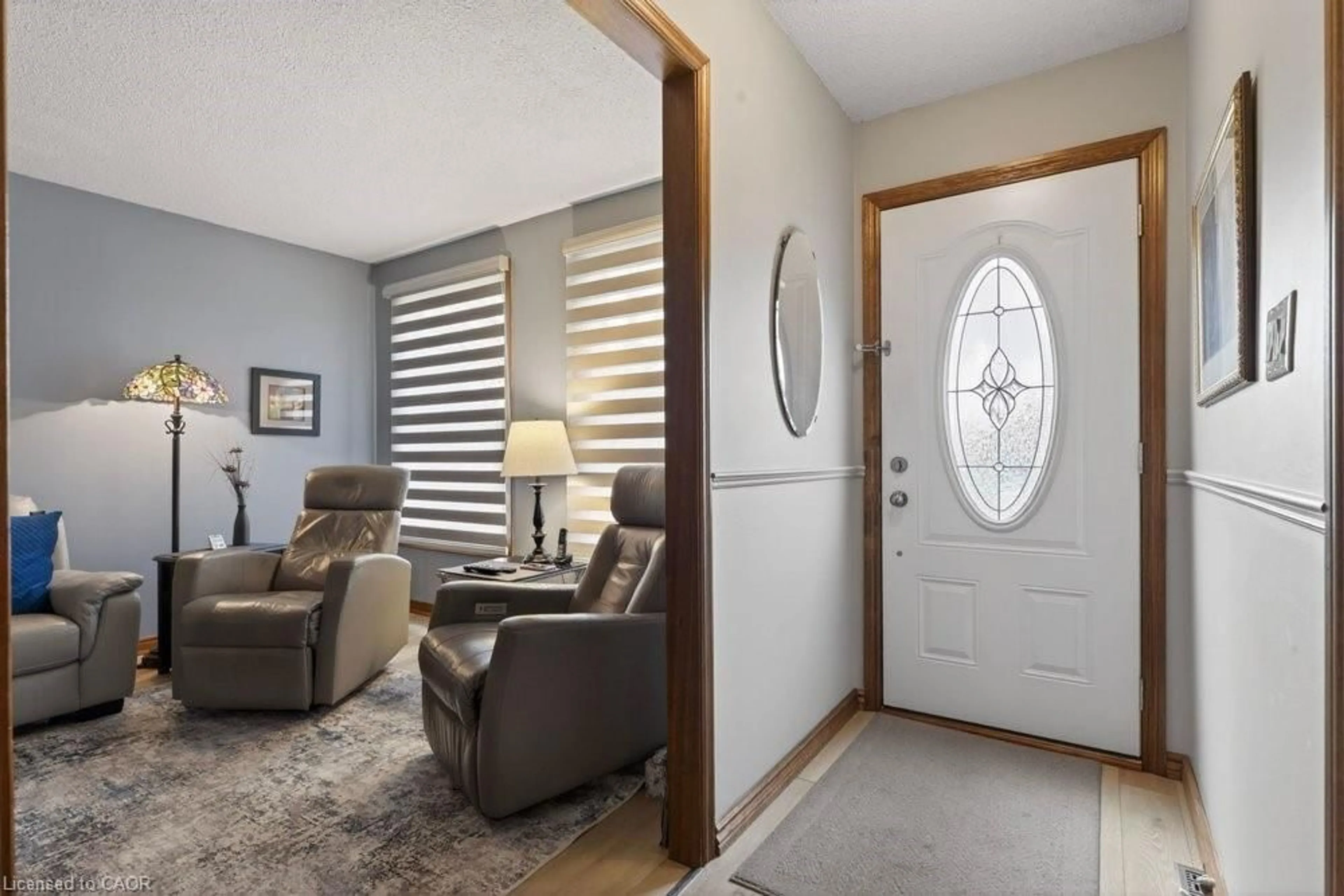 Indoor entryway for 39 Cedardale Ave, St. Catharines Ontario L2P 1B4
