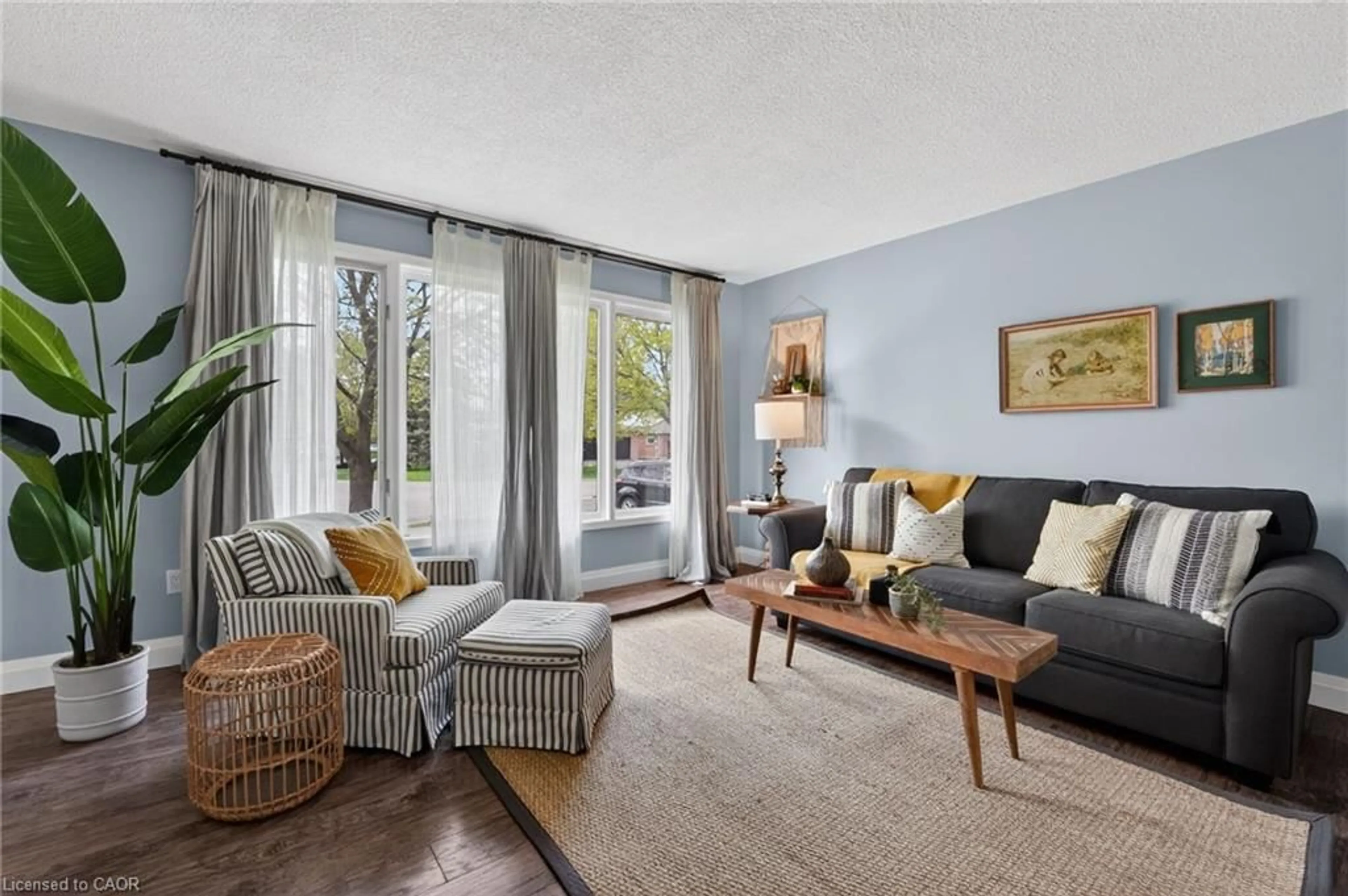 Living room with furniture, unknown for 4502 Green Meadow Blvd, Beamsville Ontario L0R 1B5