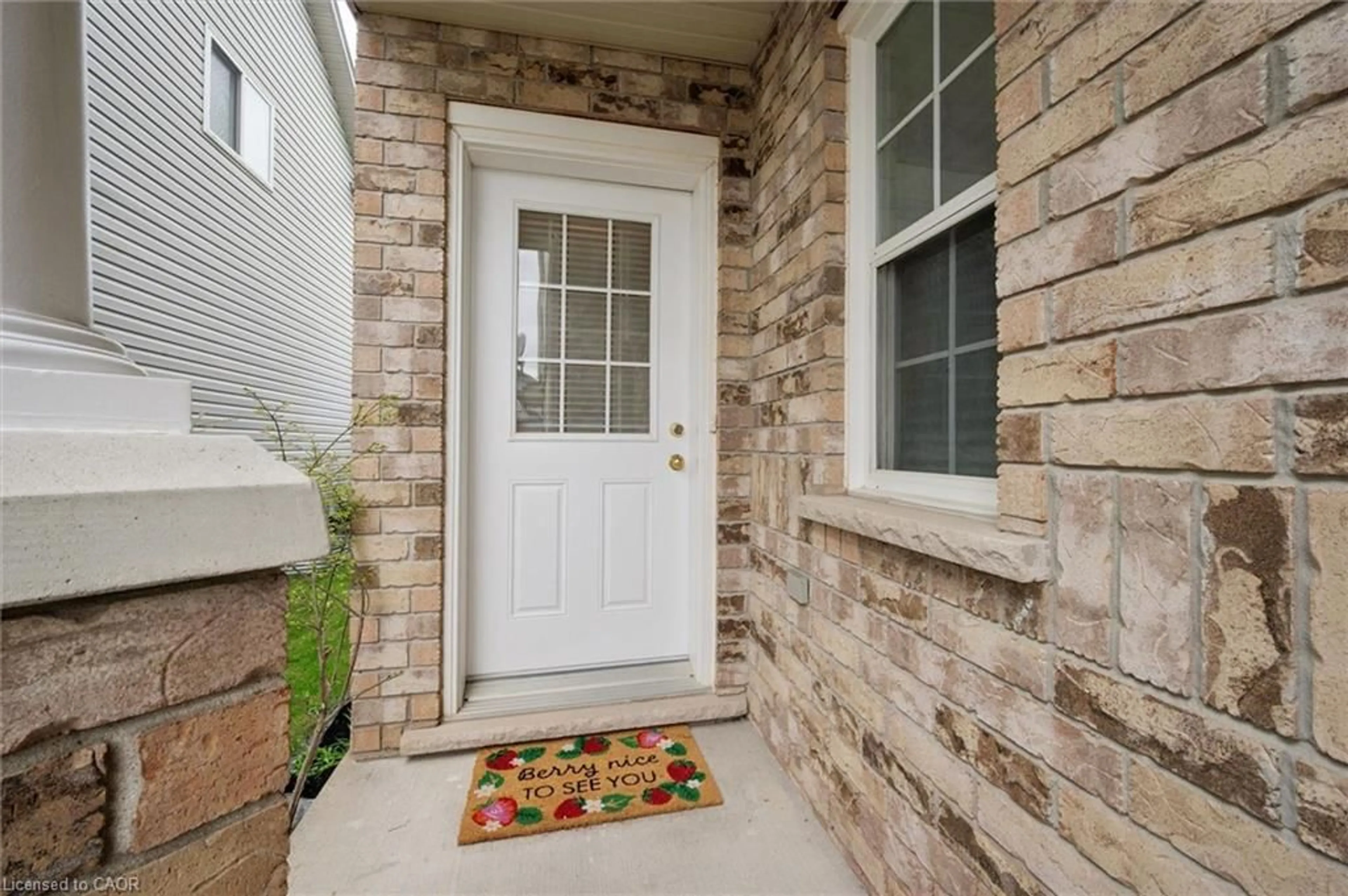 Indoor entryway for 51 Cannes St, Kitchener Ontario N2R 1V1