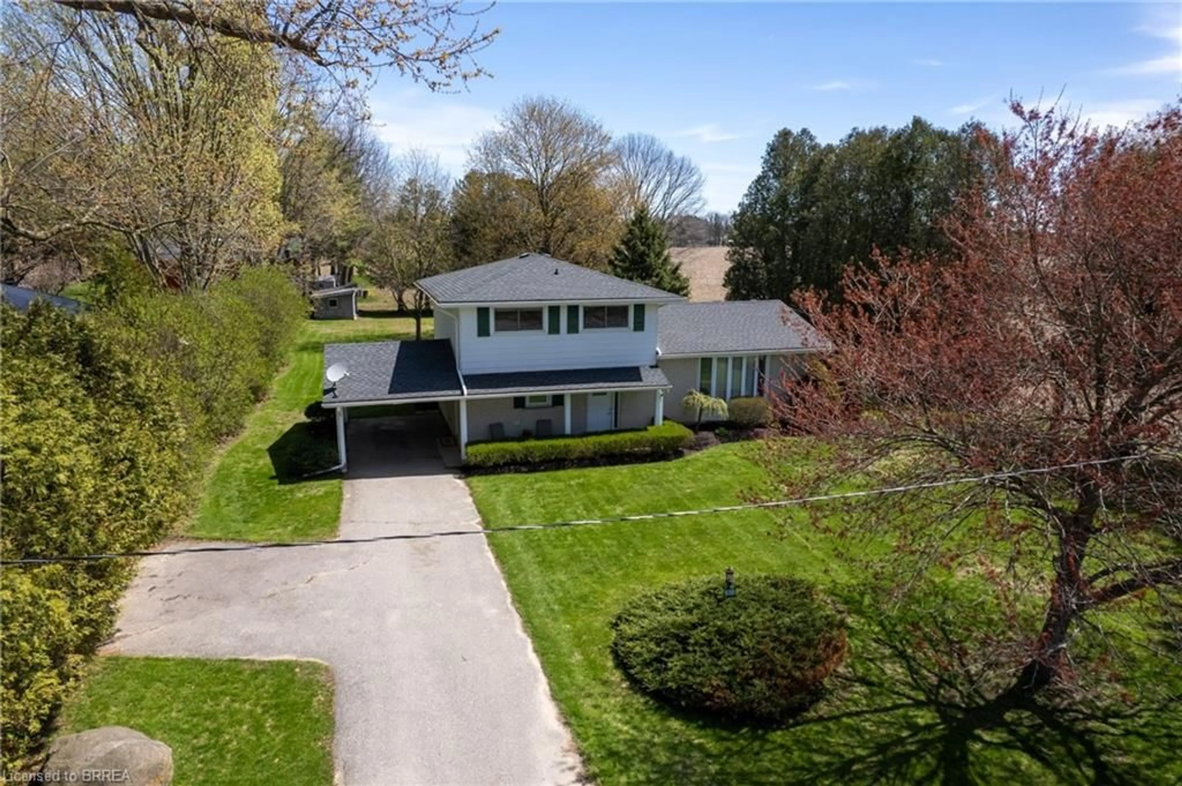 A pic from outside/outdoor area/front of a property/back of a property/a pic from drone, street for 638 Oak Park Rd, Brantford Ontario N3T 5L8