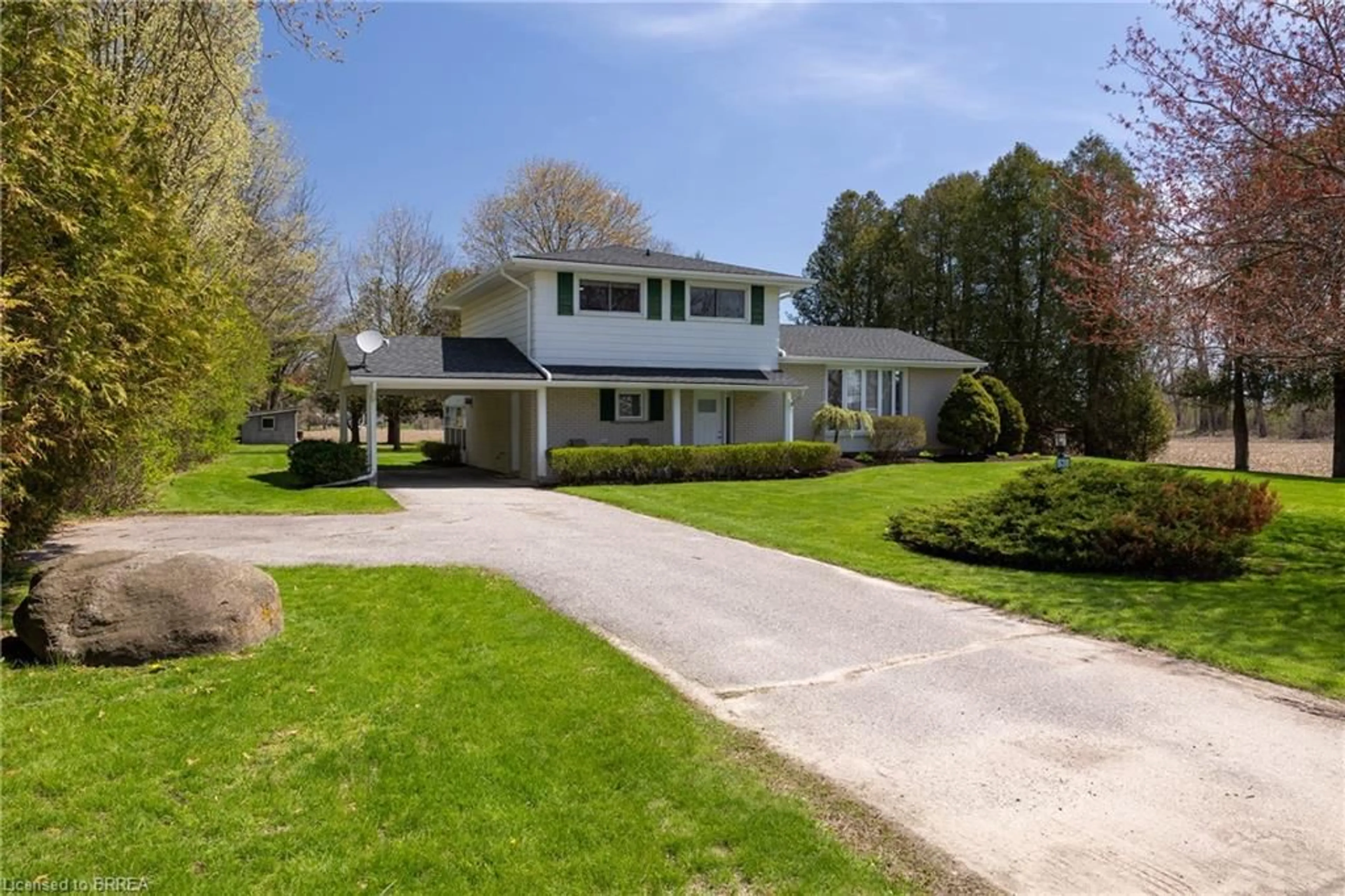 A pic from outside/outdoor area/front of a property/back of a property/a pic from drone, street for 638 Oak Park Rd, Brantford Ontario N3T 5L8