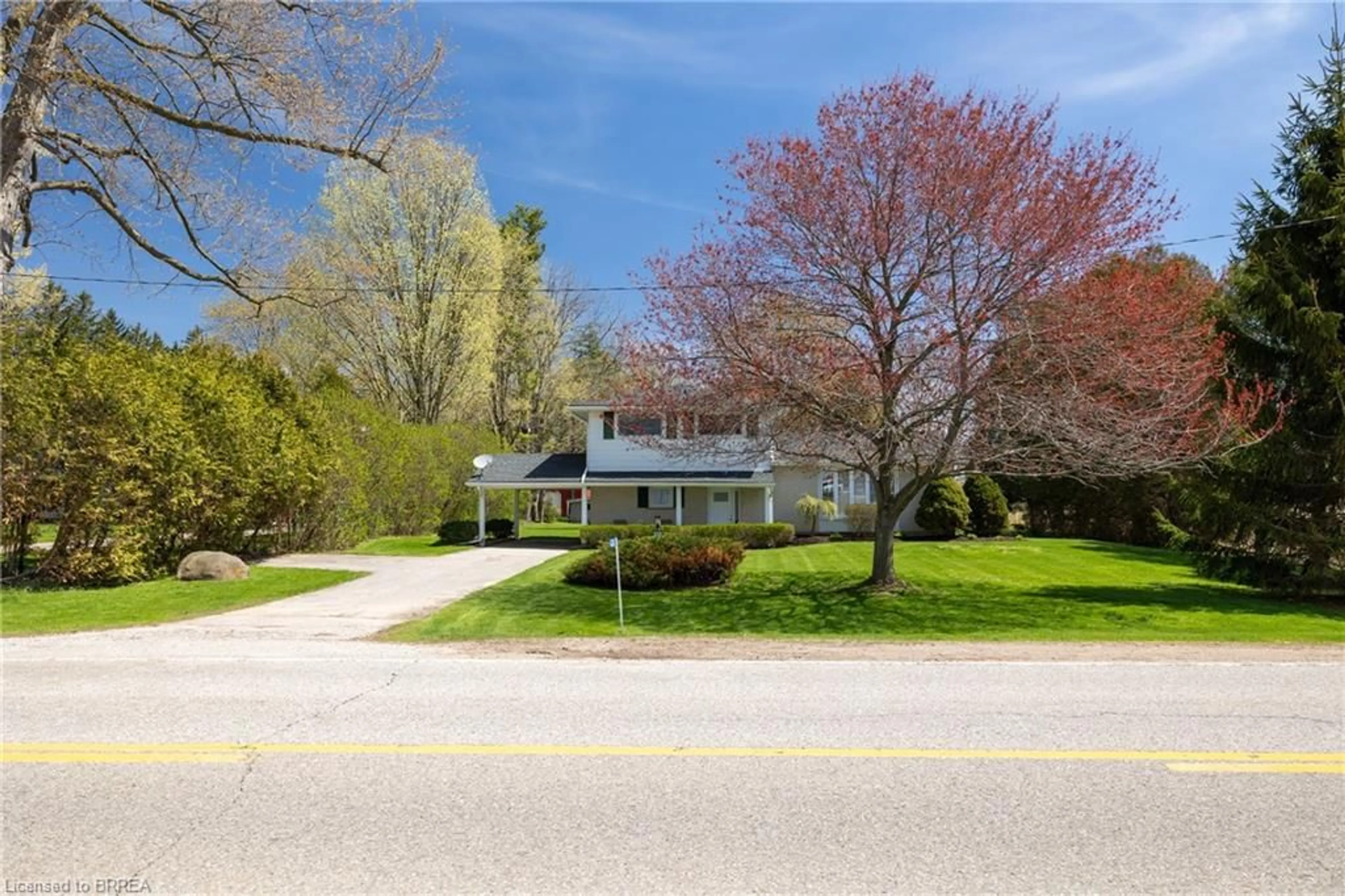 A pic from outside/outdoor area/front of a property/back of a property/a pic from drone, street for 638 Oak Park Rd, Brantford Ontario N3T 5L8